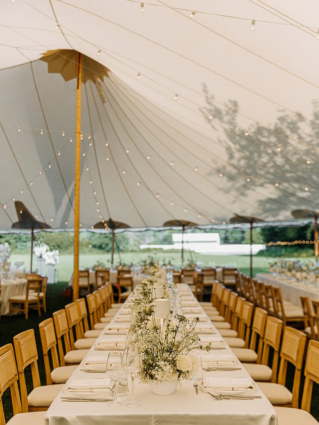 Décor doux et élégant sous chapiteau 🤍
Decor photo by @sarahwhitephoto
The team :
Wedding planner: @erikaco.events
Venue : @poloparcfarmsevents
Marquee : @sperrytentscanada
Catering: @hbevenement
DJ : @brunoberdnikoff
Florist : @ateliercarmel
Stationery : @whitewillowpaperco
AV : @contakav
Rentals: @tenuedesoiree_ @celebrationsgroup @divalocation
Band : @tuxedo_swing_productions
Wedding cake : @henriettedesserts
Bride and groom : @the_reimbold & morganadamsmoisan