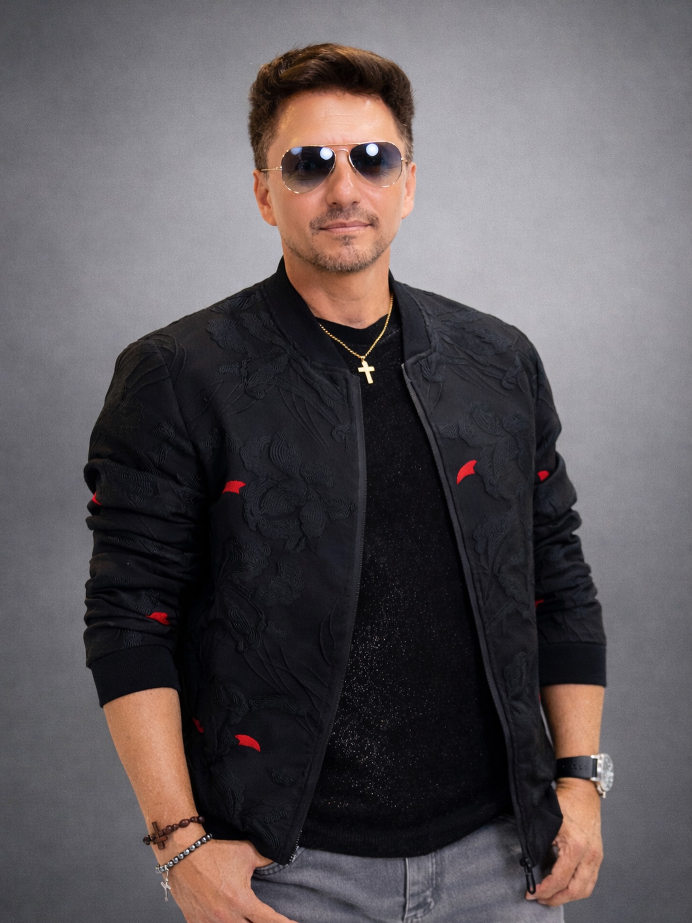 Você sabe quem é o cara da foto?
Talvez o nome não venha à mente de imediato.
Mas é bem possível que você já tenha ouvido uma música dele sem perceber.
Anos de estrada.
Palcos, bastidores, composições que já percorreram caminhos silenciosos.
Venha fazer parte dos nossos ouvintes
e ajudar o Brasil a descobrir mais uma estrela do céu capixaba.
Quem é o cara?