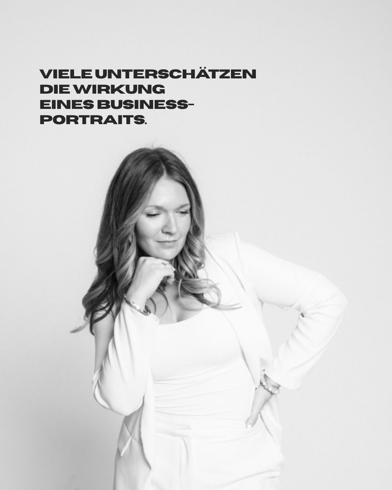Viele unterschätzen die Wirkung eines Businessportraits.
Ein Bild ist kein „Nice-to-have“.
Es ist Teil deiner Markenstrategie.
Gerade für selbstständige Frauen gilt:
Dein Außenauftritt entscheidet mit darüber,
– wie kompetent du wahrgenommen wirst
– welches Preisniveau du ausstrahlst
– welche Kunden sich angesprochen fühlen
– wie klar deine Positionierung wirkt
Ein inkonsistenter Bildauftritt kostet Vertrauen.
Deshalb ist meine Portrait Session kein klassisches Fotoshooting.
Vorab klären wir:
• Markenidentität
• Zielgruppe
• gewünschte Wirkung
• Einsatzbereiche (Website, LinkedIn, Social Media)
Auf dieser Basis entstehen Portraits, die strategisch einsetzbar sind – nicht zufällig.
Optional integrieren wir kurze Videosequenzen für Content sowie ein individuelles Kristall-Gestaltbild als visueller Anker und eigenes Leitbild.
Wenn du deinen Auftritt professionalisieren möchtest, kommentiere gerne mit „Business“.