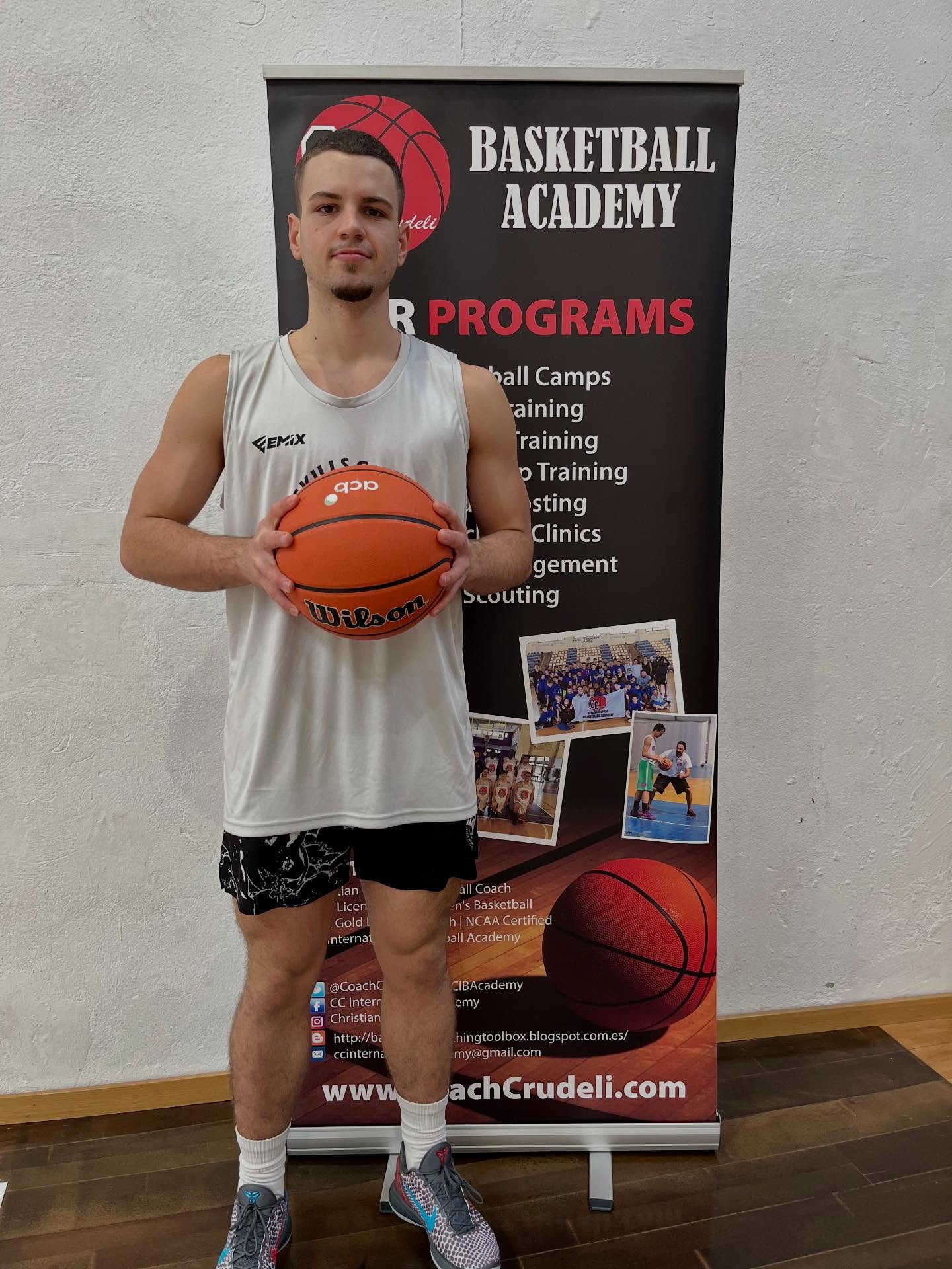 🏀 All the way from Dresden, Germany 🇩🇪, we have Oskar (19) in the gym this week — locked in and hungry to improve every single day. @oskar_sandmann
He came to train individually with @coachcrudeli all week, investing in his development and taking strong steps toward his professional career.
A combo guard with great ball control, able to create his own shot. Quick, explosive, and vertical at the rim. A player who brings both talent and work ethic.
Talent opens doors. Daily work keeps you there.
Keep building. 💪🏀
#PlayerDevelopment #BasketballTraining #basketballneverstops #trusttheprocess🙏 #basketball