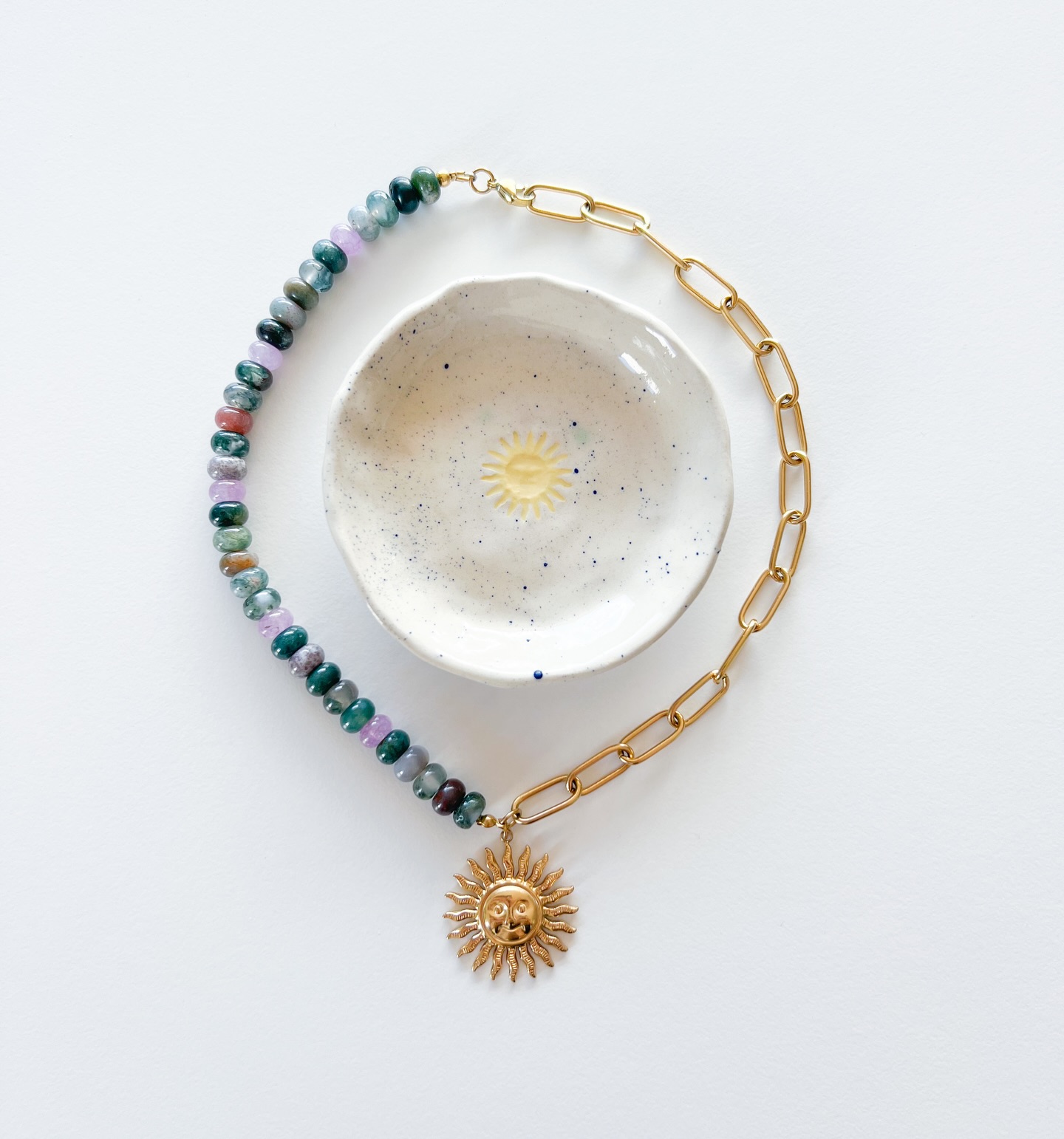 COLLIER LIONA • réalisé à partir d’Agate et acier inoxydable.
💎 Les vertus de l’Agate ?
L’Agate en lithothérapie est une pierre d’équilibre et de stabilité.
Elle harmonise les énergies, apporte sécurité et confiance et favorise l’ancrage émotionnel.