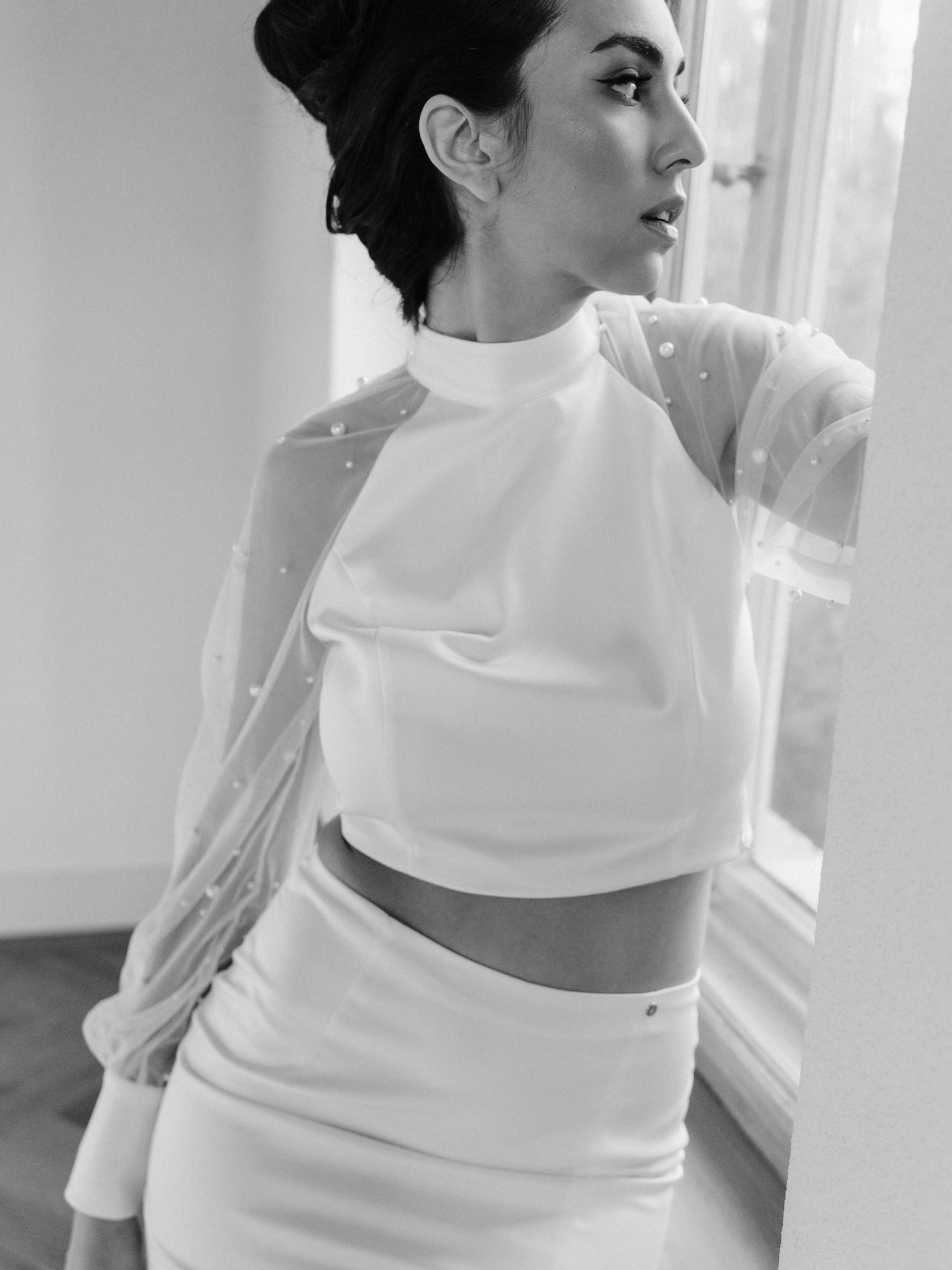 Zarte Details, die den Unterschied machen ✨
Dieses moderne Braut-Set begeistert mit einer cleanen Silhouette und besonderen Akzenten: Die transparenten Ärmel sind mit feinen, einzeln aufgesetzten Perlen veredelt – dezent schimmernd, leicht und unglaublich elegant. 🤍
Das hochgeschlossene Top wirkt puristisch und edel, während die soften Perlen-Details für eine romantische Note sorgen. In Kombination mit einem schlichten Rock entsteht ein Look für Bräute, die moderne Klarheit lieben – mit einem Hauch Glamour.
Minimalistisch. Besonders. Unvergesslich.
Jetzt Termin zur Anprobe sichern ✨
#brautmode #bride #bridetobe #hochzeit #wedding