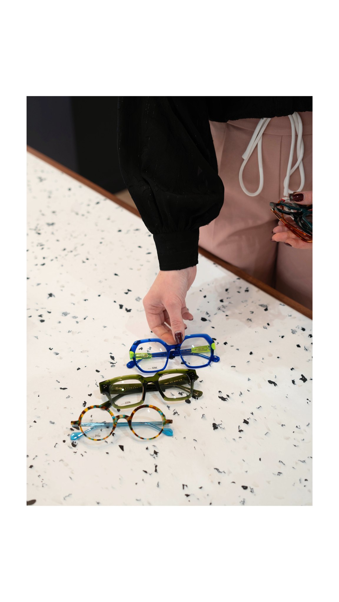 Bon… la météo nous a mis à l’épreuve ces dernières semaines 🌧️
Alors on a décidé de répondre avec… de la couleur !
Du bleu qui réveille.
Du vert qui apaise.
Du motif qui donne le sourire.
Parce que parfois, il ne faut pas attendre le soleil.
Il suffit de le mettre sur son nez. 😎
Des montures pleines de pep’s pour repousser les jours gris…
et voir la vie un peu plus lumineuse. ✨
-
Opticien Montpellier l Montpellier l Style unique l Lunette Montpellier