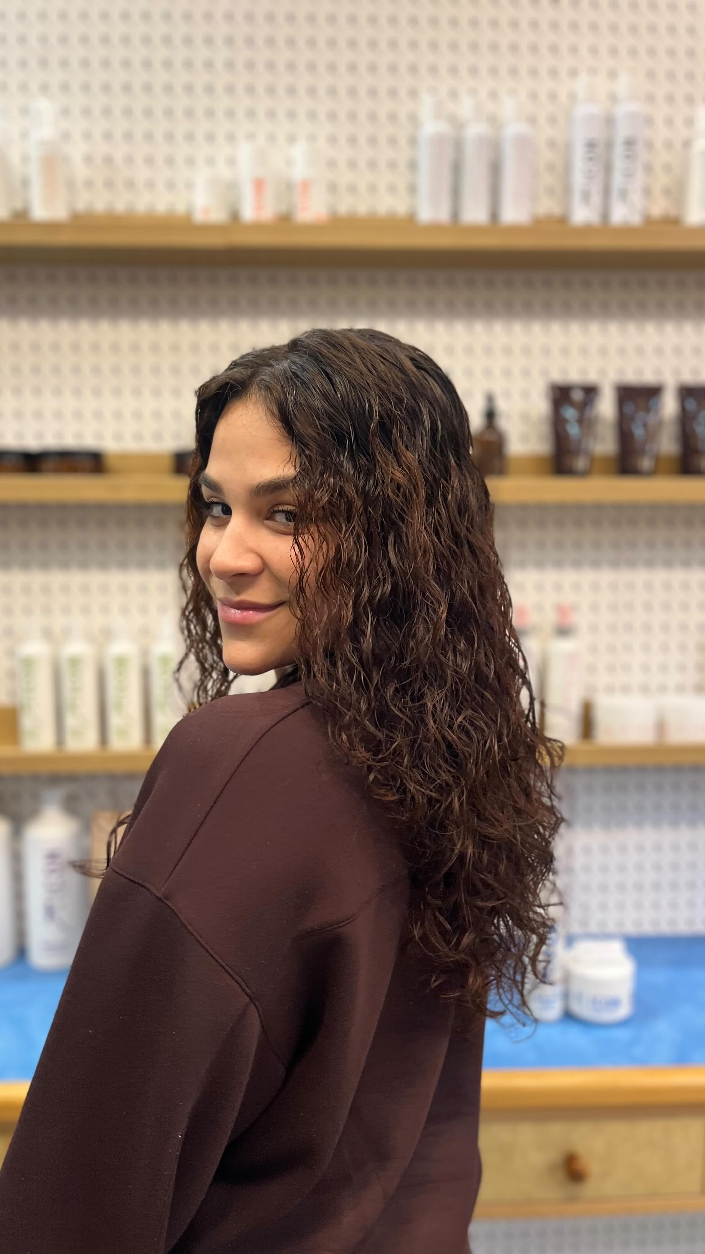 Paula vino a nuestro salón para revitalizar y redefinir sus rizos ✨
Realizamos un trabajo de hidratación y definición utilizando productos ICON, que ayudan a recuperar la elasticidad, controlar el encrespamiento y devolver el movimiento natural al cabello.
El resultado: unos rizos cuidados, con brillo y llenos de vida. 💛
#castellanoimagen #peluqueriasevilla #rizosdefinidos #iconproducts #cabellorizado