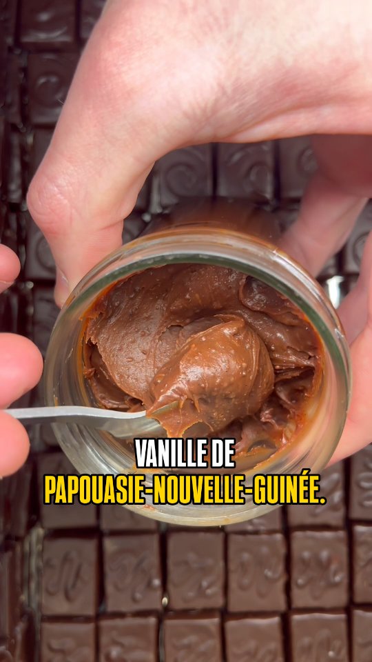 🥖 Une nouvelle tentation fait son entrée à la boutique… 🍫
Nous vous dévoilons notre nouvelle gamme de pâtes à tartiner, intensément gourmande et résolument élégante ✨
🖤 Chocolat noir du Madagascar — profond, puissant, aux notes aromatiques d’exception
🍯 Caramel fondant — délicatement équilibré, aux accents légèrement toastés
🌼 Vanille de Papouasie-Nouvelle-Guinée — précieuse, subtilement florale
Une harmonie parfaite entre caractère et douceur, pensée pour les amateurs de cacao raffiné et de saveurs authentiques.
À savourer sur une brioche tiède… ou à la cuillère, tout simplement.
Disponible dès maintenant en boutique!
📍 Nicolas Hennemann Chocolaterie et Pâtisserie- Grand Hôtel Dieu Lyon
#nicolashennemann #Pâtisserie #chocolat #lyonfoodies #artisan
