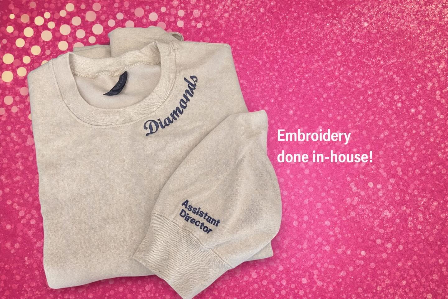 Embroidery done in-house 🪡✨
Names. Titles. Team gear.
Stitched with precision and quality you can feel.
Because details matter — especially when you’re representing your team. 💃
Message us to customize yours!
#OvationDanceAndSport #CustomEmbroidery #DanceStaff #TeamApparel #InHouseProduction OvationPrint