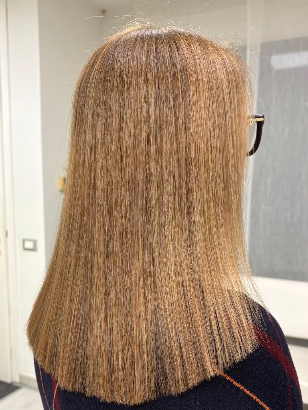 🍯 L'ESSENZA DEL CALORE: SALUTE E LUCE IN UN SOLO SCATTO
Non c’è niente di più affascinante di un capello che emana benessere.
In questo lavoro abbiamo voluto unire due mondi: una tonalità calda e avvolgente e una struttura capillare rigenerata.
✨ORO D'ALVEARE, Perché lo amiamo?
Colore Multidimensionale: Riflessi dorati e mielati che catturano la luce naturale, regalando un effetto "baciata dal sole" tutto l'anno.
Fibra Sigillata: La lucentezza che vedete non è un filtro, ma il risultato di un capello sano, trattato con prodotti che rispettano e nutrono la cuticola.
Morbidezza Visibile: Una chioma fluida, leggera e setosa al tatto, sinonimo di cura e dedizione.
"La bellezza di un colore perfetto inizia sempre dalla salute del capello."
Se sogni un riflesso caldo che non passi inosservato, ma non vuoi rinunciare alla forza e alla vitalità della tua chioma, questo è il segno che stavi aspettando.
💬 Cosa ne pensi di questo risultato?
Scrivilo nei commenti o inviaci un messaggio in DM per una consulenza personalizzata!
📞 0374 58117
#CapelliSani #WarmHair #RiflessiCaldi #HoneyBlonde #SaluteDelCapello