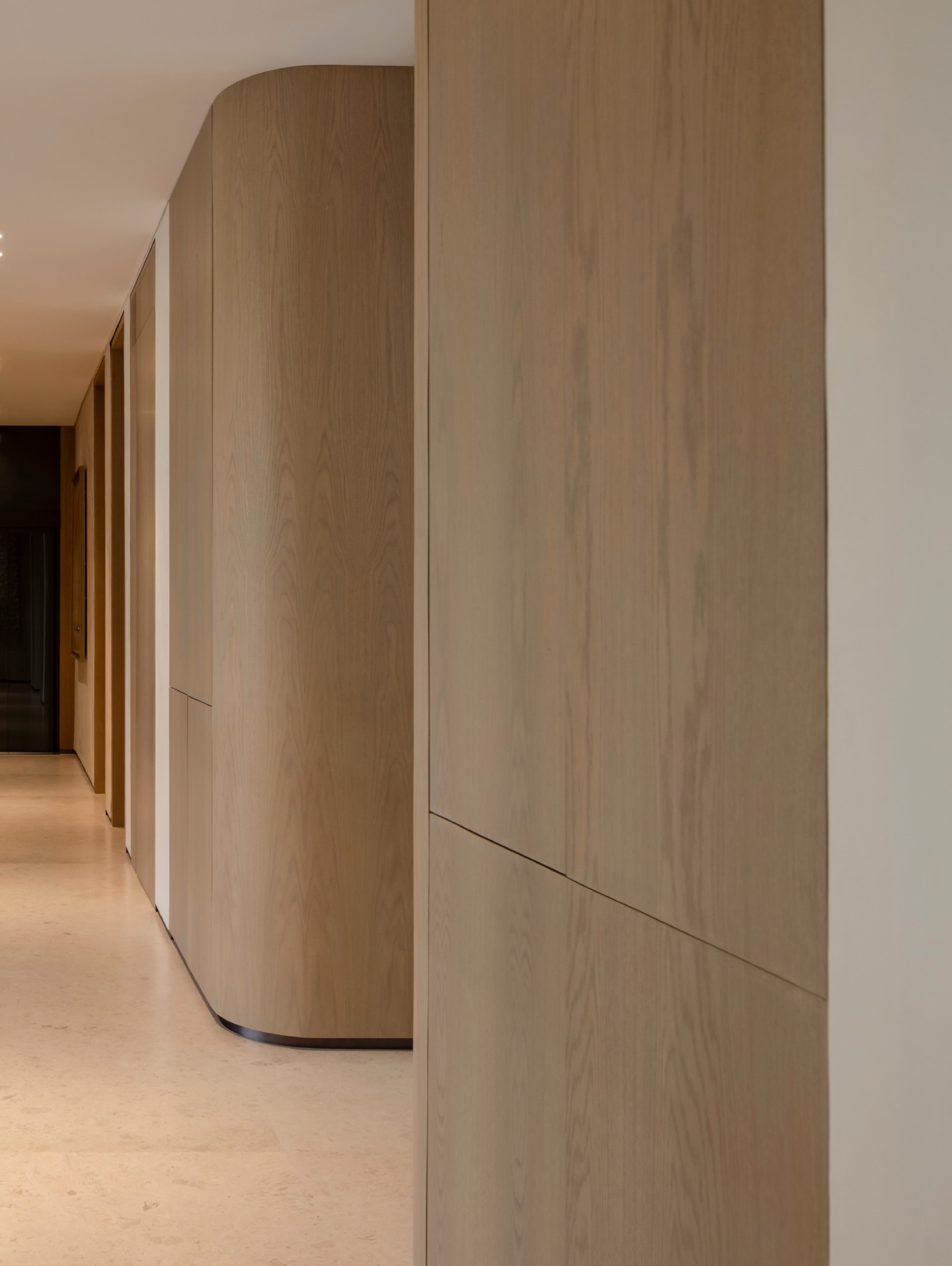 A long corridor unfolds in warm timber paneling, its softly curved corners eliminating harsh transitions. A glass balustrade keeps the space visually open, while concealed lighting traces the ceiling line with precision. Movement through the hallway feels fluid and intentional.
Photographer: @toozestudio
#InteriorDesign #Design #Dubai #DubaiLifestyle #DubaiLife HighEnd Luxury LuxuryLife LuxuryInterior Awards DesignInspiration InteriorStyling Style Styling HomeInteriors InteriorDesignStudio HiglyCommended InteriorDetails DreamHome HomeDesign ModernHome InteriorForYou DesignGoals LivingRoomDecor TailorMade Bespoke Furniture DesignFurniture