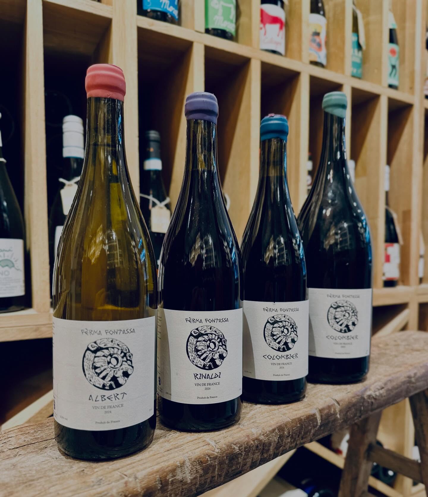🍷 Coup de cœur dans nos 3 caves!
Quentin, jeune vigneron en Ardèche, développe son domaine Ferma Fontassa, avec lequel nous travaillons depuis ses débuts.
Un domaine récent, des vins droits, frais, naturels, que nous suivons millésime après millésime avec beaucoup d’intérêt.
Clairement, une étoile montante de la région.
À retrouver dans nos caves de Lille, Lens et Valenciennes!
#lesvinsgourmands