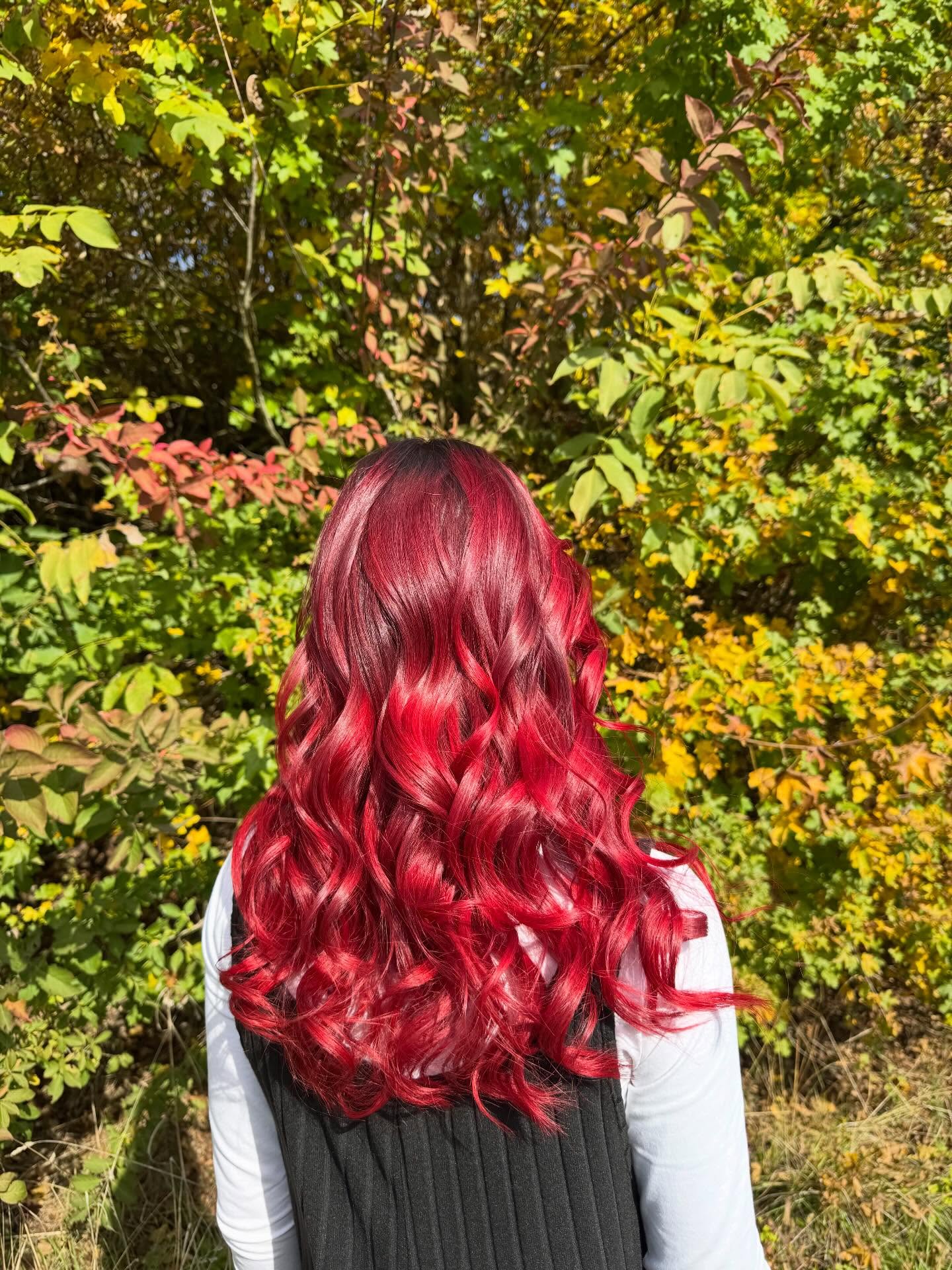 Bring back the bloom 🌷✨
Der graue Winter darf gehen – jetzt kommt wieder Farbe ins Leben.
Dieses intensive Kirschrot vereint eine tiefere, satte Basis mit leuchtenden, multidimensionalen Rotnuancen in den Längen. Durch die sanften Farbverläufe entsteht mehr Tiefe, mehr Glanz und ein lebendiges Farbspiel, das im Sonnenlicht besonders strahlt.
Individuell abgestimmt auf Hauttyp und Ausgangsfarbe sorgt diese Nuance für einen frischen, selbstbewussten Look mit maximaler Brillanz.
Bereit, aufzublühen? 🌷
#bringcolorback #spring #haircolor #stylingcreative #bloom