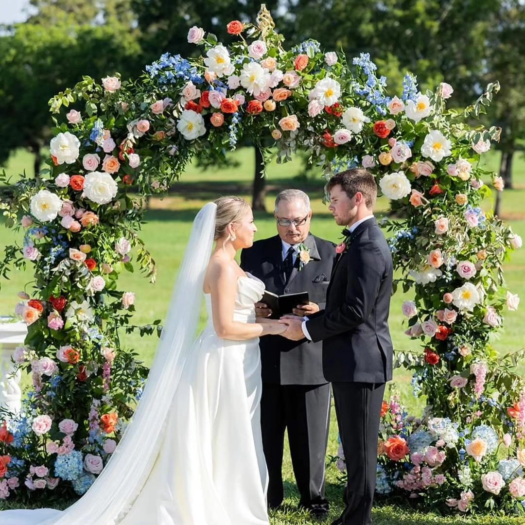 From fabrication to installation 😍😍 my dear friend, Kelly, @theperfectposeyfloraldesign requested a custom arch and we got to it! I am blown away by the colors, dimension, and texture of this install. Well done!!
#luxuryflorist #ceremonyarch #custommade #atlantawedding #luxuryrental #custombuilds #weldingqueen #weddingflowers #peakarch #outdoorwedding #luxurywedding