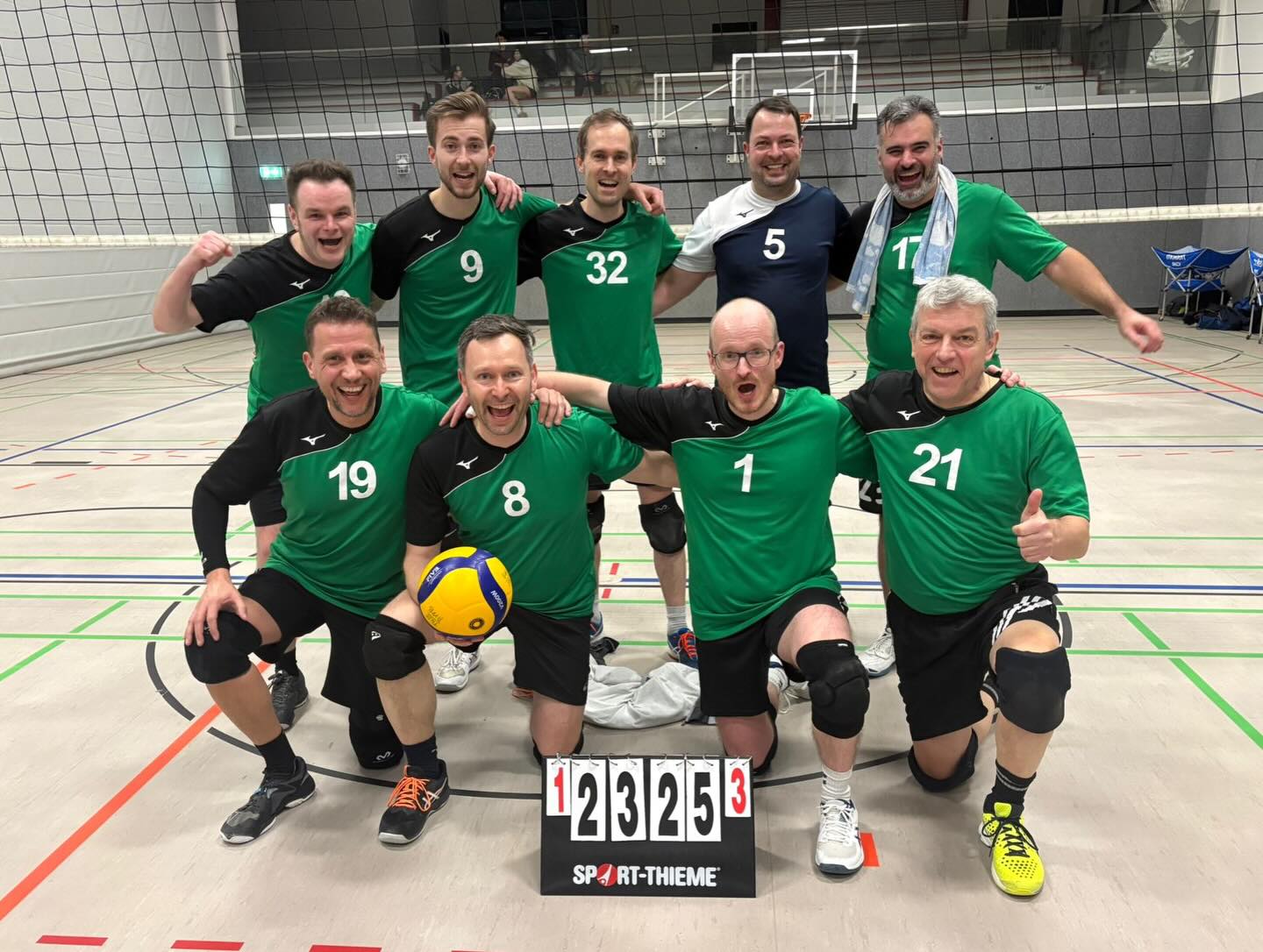 Wichtiger Sieg für unsere Hobbys. Gestern gab es ein hochdramatisches Spiel gegen Eintracht Hannover, welches die Hobbys mit 3:1 für sich entscheiden konnten. Durch diesen Sieg wurden auch die letzten Zweifel am Nicht-Abstieg beseitigt (bei einer Niederlage wäre der Relegationsplatz gegen den Abstieg theoretisch noch möglich gewesen). So ist sogar der andere Relefationsplatz zum Aufstieg durchaus realistisch.
#tusaltwarmbüchen #tusaltwarmbüchenvolleyball #heimsieg #stumpfdrauf