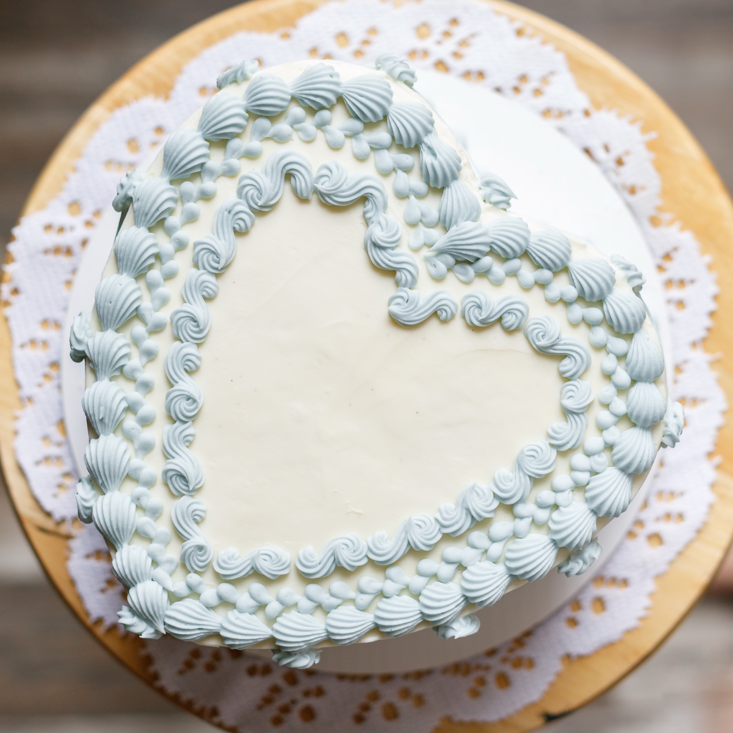 💙 Menu Monday 💙
I’ll be back at the @lafarmersmarket this coming Saturday and Gather on Main delivery will be there on Friday! As usual, comment/message for reservations!
SOURDOUGH LOAVES
- Classic
- Cheddar Jalapeño
- Bird Seed
- Chocolate Chip **this is the last week for February’s flavor!
🍪 Chocolate Chip Cookies
🍋 Lemon Breakfast Buns
🟠 Might have a few spare macarons this week so keep a look out on those!
** all item availability is subject to location! And if you’re wanting macarons, let me know! If there’s enough requests, I’ll be certain to make extras!
PS: How stinking cute did this cake turn out?! I so need to make more of these!
#sourdough #homebaker #cottagebakery