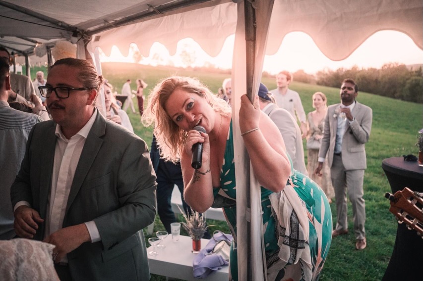 La Bretagne, ça vous gagne, certes …
mais le Cantal, ça vous régale 🤩
Le coucher de soleil de ce soir avec son air d’été indien m’a rappelé une journée spéciale d’il y a quelques mois. Une journée où nous célébrions l’amour d’Élodie et Valentin au cœur du Cantal.
Au milieu des routes désertiques, des champs de vaches salers et des grandes étendues sans fin …
Quelle ne fut pas notre surprise de trouver tout au bout de ce chemin, une armée de gens formidables, généreux et joyeux. 💃 🕺
On a notre classement avec @anjoytrio de nos mariages coups de cœur en terme d’ambiance. Et je peux vous dire que celui-ci, il est clairement entré dans notre Top 3 🥉
~
Aucun mariage ne se ressemble.
Le thème, les tenues, les lieux, les rituels choisis, l’humeur de vos invités, la météo qui joue beaucoup aussi. Et votre couple bien sûr.
Votre histoire est unique, comme votre mariage. Et qui dit mariage dit ambiance !
Et pour ce qui est de ce point, c’est carrément vos proches qui font toute la diff’ (et le groupe de musique live of course, on ne va pas se mentir ! 😉)
En tout cas, si vous demandez à Élodie et Valentin, c’est ce qu’ils risquent de vous dire ! 🫶🏼
Merci pour votre confiance et tout cet amour et cette joie qui nous ont été renvoyés en pleine figure (même si on se trouvait dans le « trou du c*l du monde » 🤣)
À bientôt de nous revoir ! 🌞
Joy, Lucas et Olivier - @anjoytrio
✨ à celui qui a immortalisé tous ces beaux soleils @jordanpaliephotographie
~
#liveband #groupedemusique #mariage2026
#chanteusemariage #ukulele