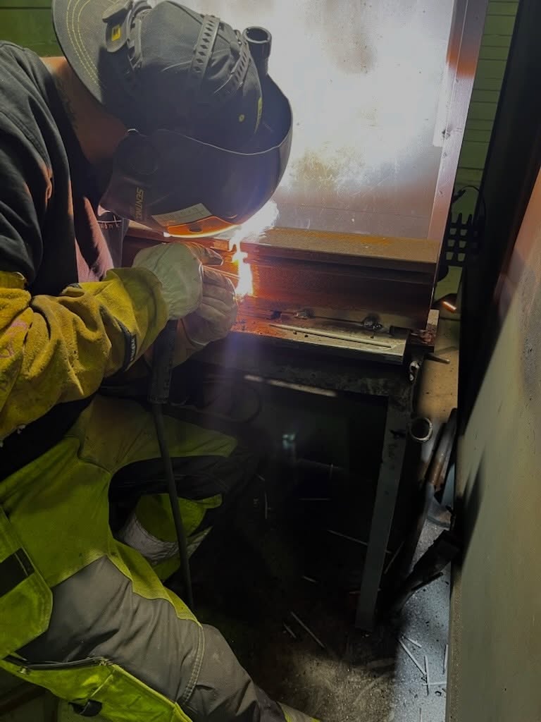 Det är väl knappast någon hemlighet längre…
Maurer SE är – och har länge varit – vår stora, stadiga och pålitliga partner, vilket vi är både stolta och väldigt glada över! 🤝🏼
Nu har några av oss fått den fina möjligheten att bli inbjudna till Tyskland 🇩🇪 för att delta i olika moment, föreläsningar och fördjupningar kring både gamla trotjänare (vi pratar produkter 😉) och spännande kommande nyheter. Det grottas ner i detaljer, diskuteras lösningar och vässas tekniker – bland annat inom skarvsvetsning och andra viktiga delar av våra övergångskonstruktioner 🔧✨
Allt detta gör vi av en enkel anledning:
Att kunna erbjuda er, våra kunder, det absolut bästa inom övergångskonstruktioner – idag och imorgon!
Samtidigt rullar produktionen på för fullt här hemma. Det är full fart i verkstaden 🔥 och minst lika hög puls på kontoret 📐 Ritningar, planering, leveranser och projekt – och mitt i allt ska bokslut stängas, hållbarhetsrapporter färdigställas och mål för framtiden sättas 📊🌱
Det är med andra ord business as usual – med blicken stadigt framåt. 🚀
Nu hoppas vi bara att vintern snart släpper taget om vårt avlånga land ❄️ så att vi kan blicka framåt mot vårens utmaningar. Vi är redo – och ser fram emot allt som står på tur.
Tills dess: vi fortsätter bygga broar. Bokstavligt talat.