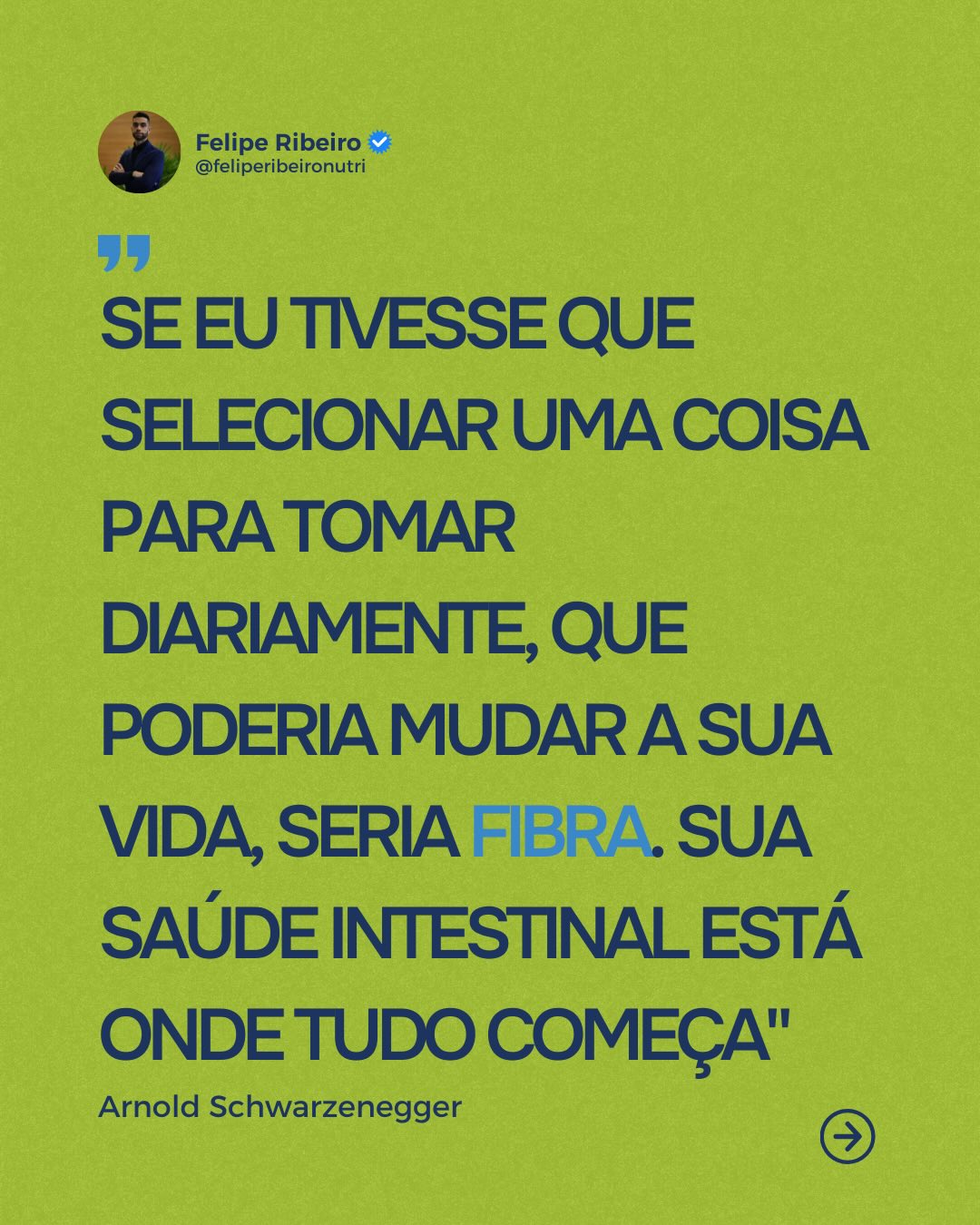 Qual suplemento vem à sua mente quando pensa no Arnold Schwarzenegger?
Se você tivesse a oportunidade de lançar um suplemento em parceria com o Arnold, talvez seria uma proteína, creatina, um pré-treino… mas 2 dias atrás foi lançado nos EUA, um suplemento de fibras, em parceria com um dos maiores fisiculturistas da história. Isso mesmo, FIBRAS. Mais especificamente, o suplemento em questão contém fibras solúveis (psyllium), insolúveis (casca do farelo de arroz) e amido resistente (advindo da batata).
Retirei a frase acima da campanha de lançamento do produto, dita pelo Arnold. Fato é que as fibras desempenham um papel fundamental no desempenho e na longevidade, pois atuam como substrato para bactérias do intestino, que produzem ácidos graxos de cadeia curta (AGCCs), os quais fortalecem a barreira intestinal e melhoram a absorção de nutrientes.
Além disso, podem melhorar o trânsito intestinal, estabilidade e reduzir a inflamação sistêmica. Agora, olhando o contexto da nutrição e suplementação no endurance, não é de se estranhar que há publicações inclusive com o título “Fiber: the forgotten carbohydrate in sports nutrition recommendations”, escrito por Louise Burke, Ian Rollo e Laura Mancin.
A ciência e o mercado da suplementação estão olhando cada vez mais para o que gosto de chamar de “ergogênicos indiretos”. Fibras, ômega 3, tart cherry, curcumina, probióticos, vitamina D, entre outros. Afinal, ninguém performa bem sem o devido cuidado com sua saúde intestinal, imunidade, sono e recuperação.
Claro que em nossas prescrições devemos começar pelo básico, mas não podemos mais olhar apenas para o básico. A nutrição e suplementação no endurance é muito maior que a discussão high-carb x low-carb, 5 suplementos, dietas da moda, e por aí vai.
O mundo está mudando, a nutrição está mudando, não podemos mais permanecer apenas na nutrição e suplementação no endurance de 10-15 anos atrás. Nosso olhar deve ir muito além, deve ir Beyond the Carbs 💊
Referência:
Mancin, et al (2025). Fibre: The Forgotten Carbohydrate in Sports Nutrition Recommendations. Sports medicine (Auckland, N.Z.), 55(5), 1067–1083