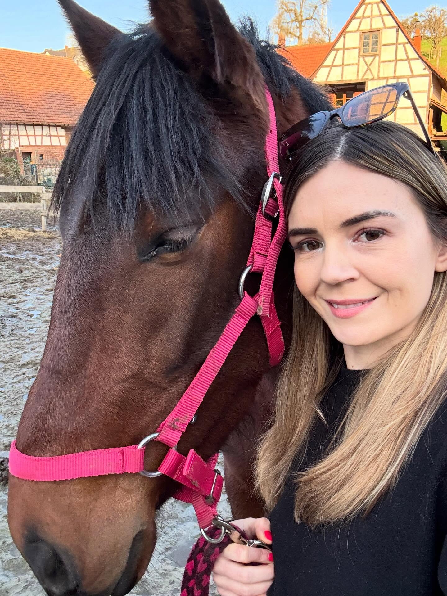 ✨ Passer de “je subis ma vie” à “je crée ma vie” ✨
Combien d’entre vous se sentent condamnés… enfermés ?
Dans leur vie.
Dans leur relation.
Dans leur travail.
Dans leur couple.
Combien subissent en pensant qu’ils n’ont pas le choix ?
Et si je te disais que derrière chaque réalité que tu vis, il y a :
> des blessures d’enfance
> des croyances limitantes
> une vision erronée de toi-même
> une perception faussée de la vie
Rien n’est figé. Rien n’est une fatalité.
Chaque être humain a le pouvoir de manifester et de créer sa vie.
Pas avec des “manifestations magiques” superficielles…
Mais avec :
✨ la connaissance de soi
✨ la guérison des blessures émotionnelles profondes
✨ des prises de conscience puissantes
✨ des changements concrets
✨ des transformations progressives
Pas à pas.
Pierre après pierre.
Il est totalement possible de se libérer des blocages qui te font subir…
Pour passer de “je subis” à “je vis”.
L’année du Cheval de Feu sera exigeante.
Elle ne laissera plus passer les mensonges, ni les faux-semblants.
C’est le moment de :
🔥 t’incarner pleinement
🔥 te connaître véritablement
🔥 te guérir en profondeur
🔥 évoluer et grandir
La vraie question est :
Es-tu prêt(e) à arrêter de passer à côté de ta vie ?
À prendre ta place ?
À trouver du sens ?
À entrer pleinement dans TA vie ?
Si oui… reste connecté(e).
De belles surprises arrivent très bientôt. ✨🔥
#Transformation #ConnaissanceDeSoi #GuérisonIntérieure #Éveil #DéveloppementPersonnel CréerSaVie