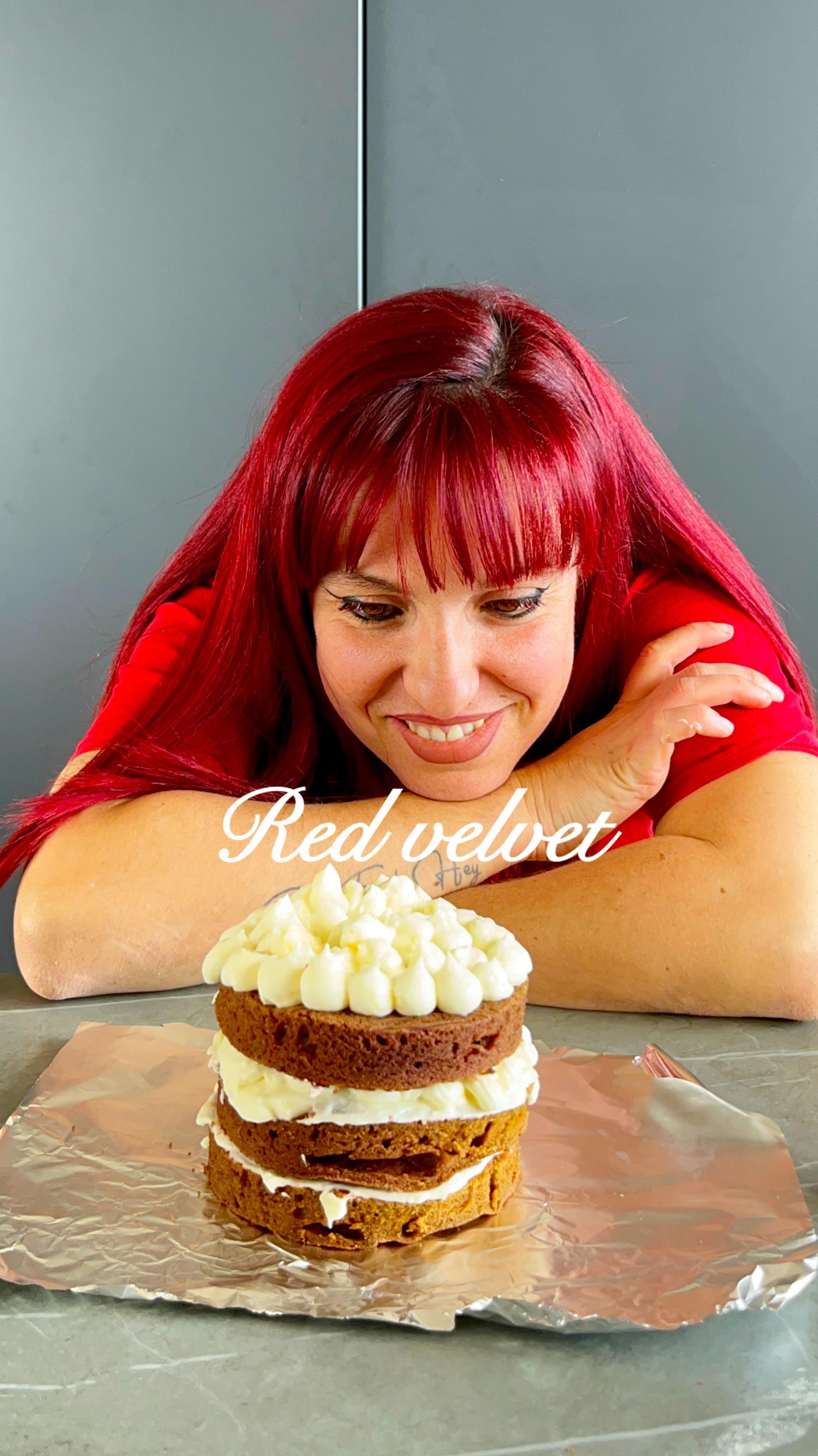 Dalla mia rubrica "In Cucina con Alessia, Valigia Infarinata", oggi vi presento Red !!
In onore del suo nome ho deciso di realizzare insieme a lei la RED VELVET, quindi una torta a 3 piani, alterando una base rossa con frosting bianco.
Ebbene si: il colorante conta !!
Avevo fatto questa ricetta durante un corso di dolci e utilizzando un colorante valido e professionale era venuta perfetta, rosso intenso. Oggi ho utilizzato una polvere naturale di barbabietola (che è valida per alcune lavorazioni come la pasta fresca che avevo preparato ve la ricordate? ). Ebbene. Per la Red Velvet proprio NO !! Più che Red è diventata una BROWN VELVET...buonissima eh ! Ma con il colore non ci siamo proprio.
Quindi il mio consiglio: utilizzate un COLORANTE VALIDO, meglio non naturale.
Il resto della ricetta è perfetto !! Quindi ora ve la scrivo qui !!
Ingredienti:
Per il latticello:
120 g yogurt bianco magro,
120 g latte scremato,
1 cucchiaino di limone,
1 cucchiaino di colorante rosso.
Per la base:
300 g farina 00,
200 g olio di semi,
150 g zucchero,
8 g cacao amaro,
3 uova medie,
1 cucchiaino di aceto,
1 cucchiaino di bicarbonato.
Per il frosting:
250 g formaggio spalmabile,
100 g zucchero a velo,
100 g burro morbido,
250 g panna fresca.
Procedimento
Preparate il latticello unendo tutti gli ingredienti e lasciate riposare 15–20 minuti.
Aggiungete al latticello gli ingredienti liquidi, mescolate, poi unite gli ingredienti secchi setacciati. Mescolate con frusta o in planetaria fino ad ottenere un composto liscio.
Versate in una teglia rettangolare oliata o rivestita con carta forno e cuocete a 170°C per 15–20 minuti (prova stecchino). Fate raffreddare.
Frosting:
Montate la panna e tenetela da parte. Lavorate formaggio, burro e zucchero a velo fino a crema, poi incorporate delicatamente la panna. Riposo in frigo 15 minuti.
Ricavate 3 dischi da 20 cm (o monoporzioni), sopra ogni disco fate dei ciuffi di frosting usando la sac à poche e sovrapponete i dischi. Frullate gli scarti e usateli per decorare la superficie.
#redvelvetcake #dolcifattiincasa #cakedesignitalia #valigiainfarinata #foodinstalοve