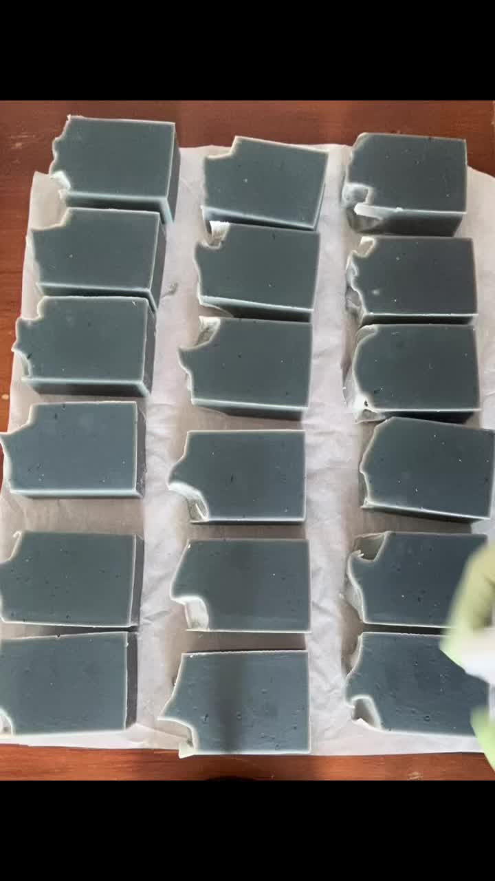 40 bars.
One stamp.
Steady hands and a little patience.
Every single bar is hand-stamped, one at a time. No machines, no shortcuts — just small batch care from start to finish. It takes time, but that’s exactly how we like it.
#SmallBatchSoap #HandStamped #MadeWithCare #ArtisanSoap #MudCreekSoapery