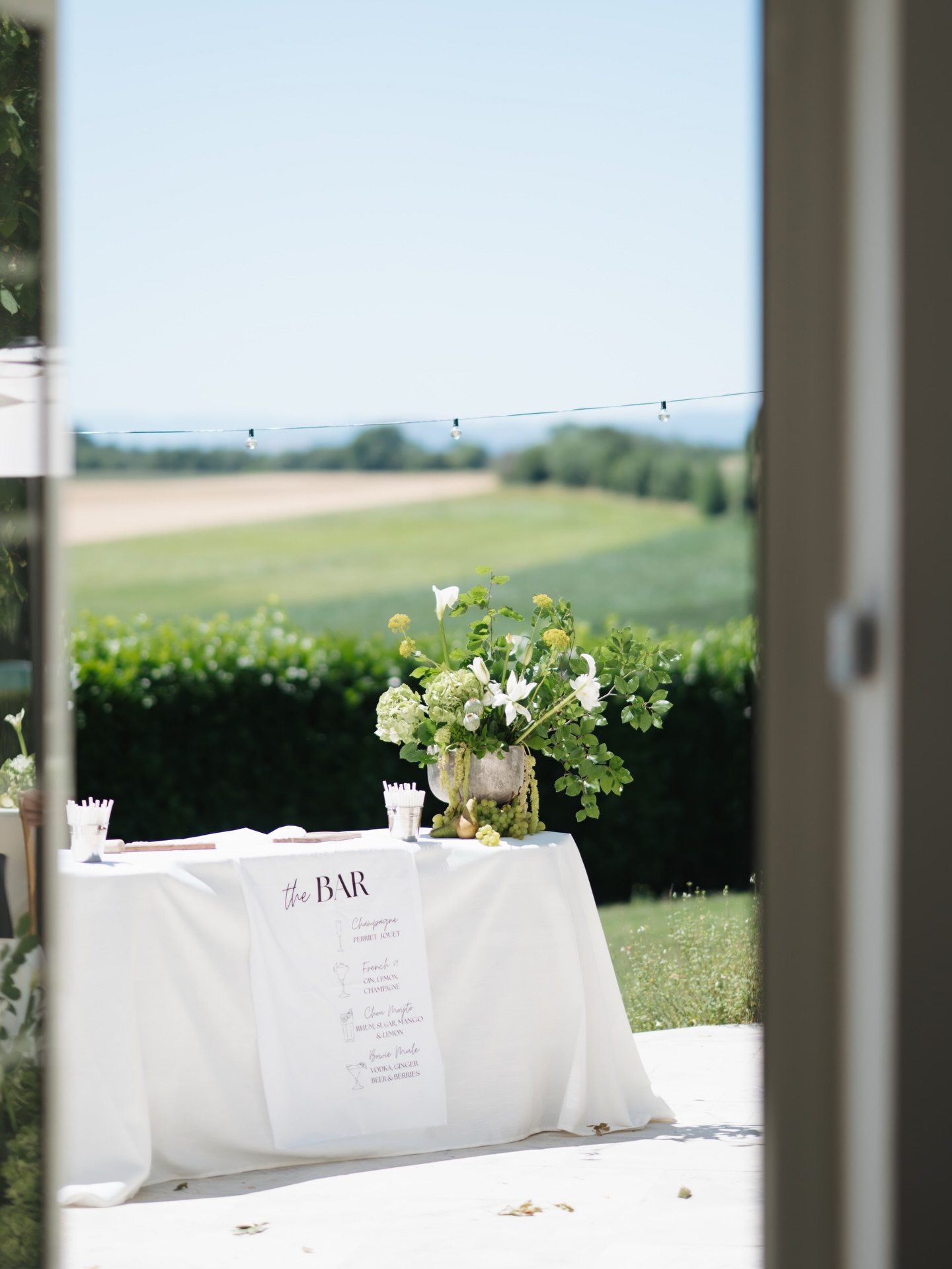 Le bar est ouvert… place aux bulles et aux éclats de rire 🥂✨
Un mariage se savoure aussi autour d’un verre, entre complicité et moments partagés.
Photos : @viewfilms.w
Wedding planer : @dayloveevent