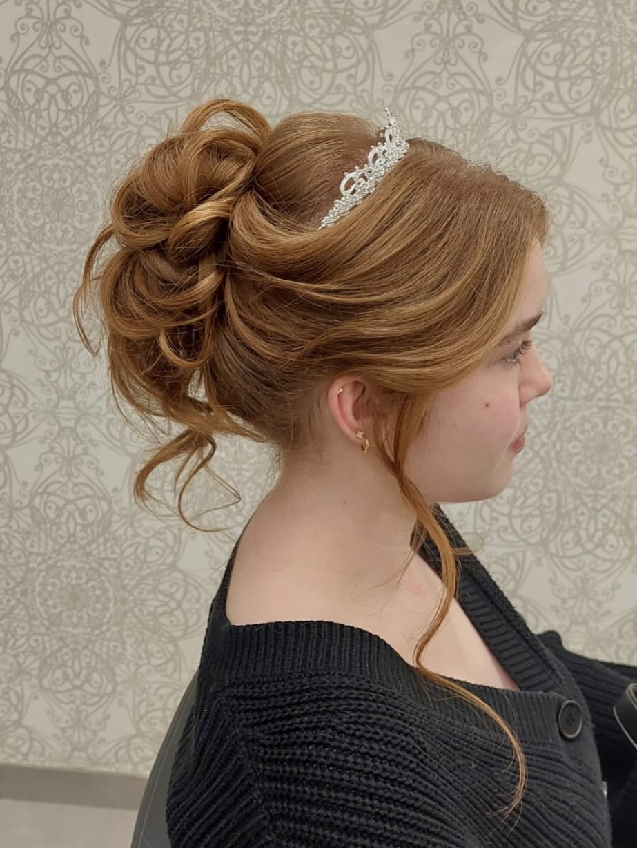 Ein locker strukturierter Updo mit weichen Wellen und natürlich gelösten Partien, die dem Look Leichtigkeit und moderne Eleganz verleihen. Die sanften Face-Framing-Strähnen umspielen das Gesicht, während ein filigranes Haaraccessoire das Styling edel abrundet.
Perfekt für Hochzeiten, den Abschlussball oder besondere Anlässe.✨
#hochsteckfrisur #styling #frisur #edel #anlässe