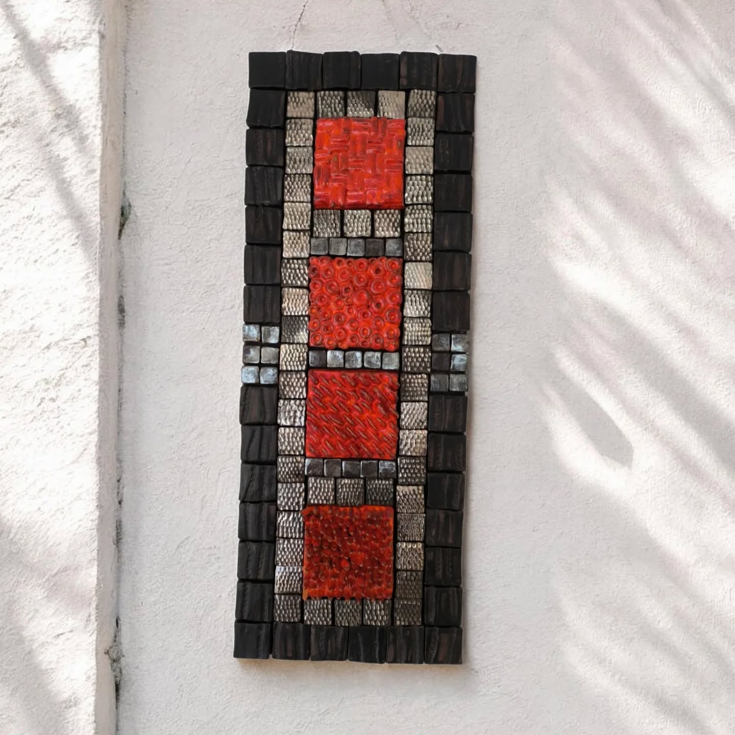 .
Parçaların Sessiz Birliği ✨
Toprağın parmak uçlarındaki serüveni, her bir karenin bağımsız ruhuyla hayat buluyor.
Her parça kendi ateşinden geçti, kendi dokusunu kuşandı; her biri tek başına bir "an", tek başına bir hikâye... 🏺
Ancak yan yana geldiklerinde, bu müstakil sesler derin bir koroya dönüşüyor.
Biri diğerine yaslanıyor, öteki berikini tamamlıyor.
Bu eser; her parçanın kendi içinde tam, ama bir aradayken çok daha sarsılmaz ve bütün oluşunun sessiz şiiridir. 🧱🔥
"Ayrı ayr