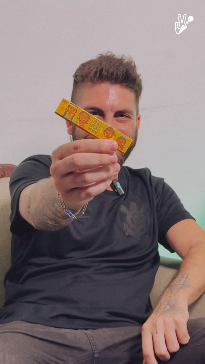 Quando a música, a cultura e a Suave se encontram, nasce uma collab incrível… ✨✌️
E o nosso parceiro Rique, da Marã Música, apresenta e conta um pouco da ideia por trás dessa parceria.
A Marã conecta artistas e bandas à cultura — e agora também às sedas. Se liga! 🎶🔥
