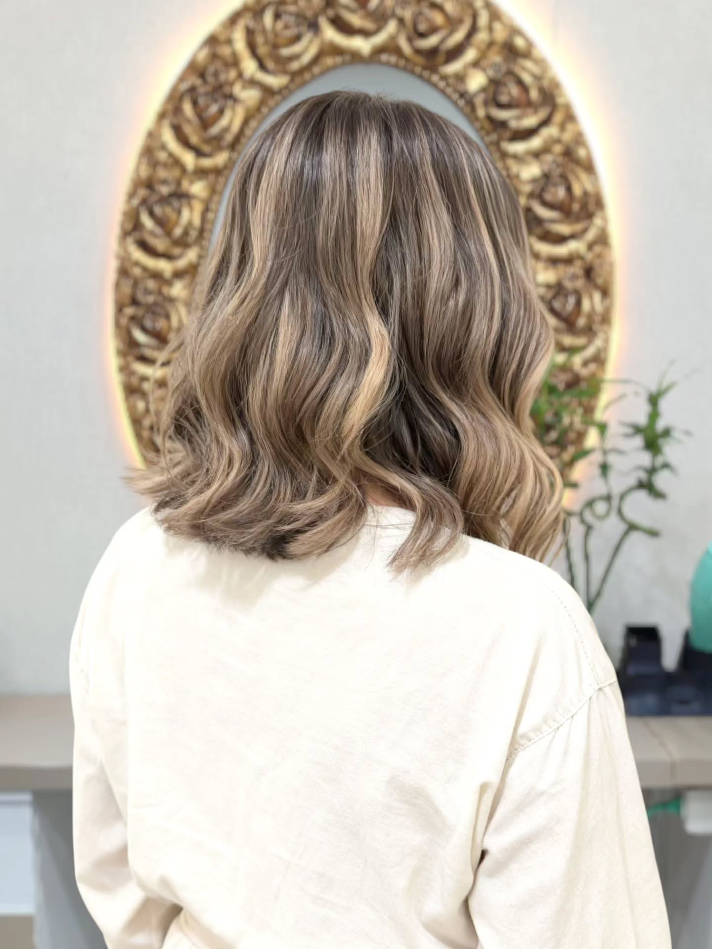 Cool Sand Beige & Ash Caramel Highlights
Professional balayage service in #Kuşadası. Natural, voluminous, and long-lasting hair colors in cool sandy beige and ash caramel tones. Personalized analysis and application.
𝔗𝔥𝔬𝔰𝔢 𝔴𝔥𝔬 𝔠𝔥𝔬𝔬𝔰𝔢 𝔱𝔥𝔦𝔰 𝔠𝔬𝔩𝔬𝔯 𝔲𝔰𝔲𝔞𝔩𝔩𝔶 𝔴𝔞𝔫𝔱 𝔱𝔥𝔢 𝔣𝔬𝔩𝔩𝔬𝔴𝔦𝔫𝔤:
"𝔑𝔬𝔱 𝔢𝔵𝔱𝔯𝔞𝔳𝔞𝔤𝔞𝔫𝔱, 𝔟𝔲𝔱 𝔢𝔶𝔢-𝔠𝔞𝔱𝔠𝔥𝔦𝔫𝔤.