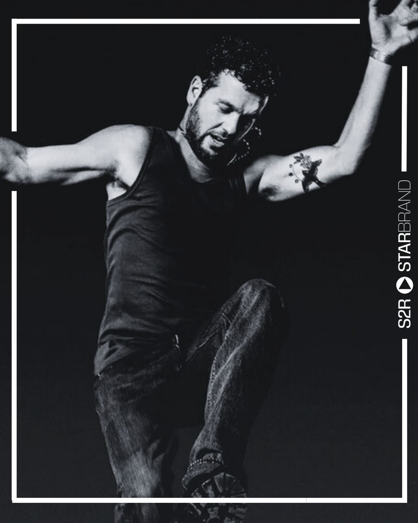 Bravo Claudio CAPEO,
« Un Homme Debout », 10 ans déjà !
Les artistes sont les éponges de ce monde, ils absorbent l’air ambiant, le bon comme les souffrances, puis restituent en leurs notes, mots, codes et sentiments, des valeurs, des douleurs.
Claudio Capeo est « Un homme debout » depuis 2016, après sa prestation dans un certain « The Voice Edition 5 » qui à su révéler le talent brut d’un artiste qui jouait déjà depuis un long moment.
Claudio a su conquérir le coeur des gens, célébrant les « petites gens », avec une sincérité qui fait de lui un artiste à part, ami de toutes et tous.
Si vous n’avez pas encore vu son mini-documentaire, sorti à l’occasion de son dernier album « Nouveu Souffle »🎬✨ prenez quelques minutes pour vous, redécouvrez ce talent dans toute sa sincérité. Un moment qui « fait du bien » et donne le reflet « vrai » d’un artiste simple, sincère, ultra-sensible au monde.
Depuis ses débuts, Claudio prouve autant sur scène que dans ses actes, son implication auprès de nombreuses oeuvres solidaires auxquelles il peut contribuer, avec comme toujours, tout son coeur et son énergie spontanée.
Un coup de chapeau @claudiocapeo, artiste au coeur « gros comme ça » et en plein « Nouveau Souffle » son dernier album.
#Association #Solidarité #Merci #engagement #talent