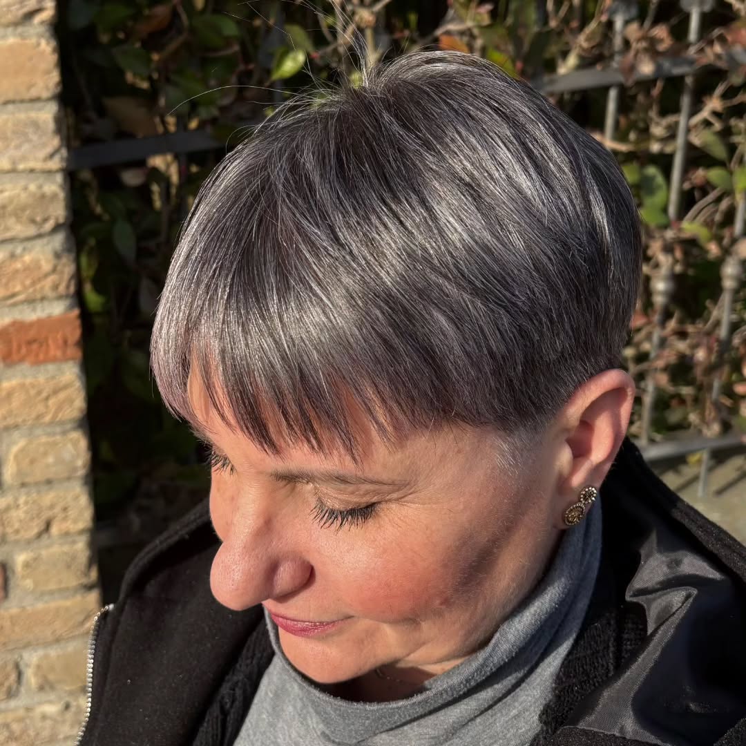 ✨L’EFFETTO DEL "COLOR NON COLOR" ✨
Quando il colore non deve stravolgere… ma valorizzare.
In questo lavoro abbiamo scelto un tonalizzante Color Non Color a pH acido per:
✔️ Spegnere i riflessi indesiderati
✔️ Uniformare la nuance
✔️ Esaltare i riflessi freddi e luminosi
✔️ Donare brillantezza estrema
✔️ Migliorare la qualità del capello senza appesantire
Il risultato?
Un colore elegante, naturale, tridimensionale.
Un effetto raffinato che non copre… ma sublima. ✨
Il tonalizzante non è solo un “ritocco”:
è il passaggio chiave che trasforma un buon colore in un colore perfetto.
Perché ogni dettaglio fa la differenza.
E ogni progetto colore è studiato su misura 💇🏼♀️
#ColorNonColor #Tonalizzante #CapelliLuminosi #ProgettoSuMisura #ParrucchieriProfessionisti EffettoNaturale