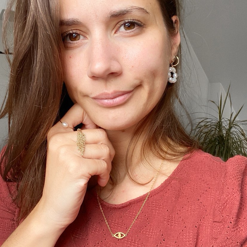 Une jolie ribambelle de bijoux!
L’avantage des bijoux fin c’est de pouvoir les accumuler entre eux.
•
Dis moi en commentaire si tu aimes accumuler tes bijoux 👇🏻!
•
•
•
#baguefemme #bague #bagueargent #millefiori #collierfemme #necklace #bijouxaddict #vaguedecreateurs #bijouxcréateur #bijoux #bijouxminimalistes #minimalist #minimaliste #accumulationbijoux #cadeauxbijoux #goldfilled #goldfilledearrings #bijouxfaitmain #bijouxoriginaux #bouclesdoreilles #alhenabijoux