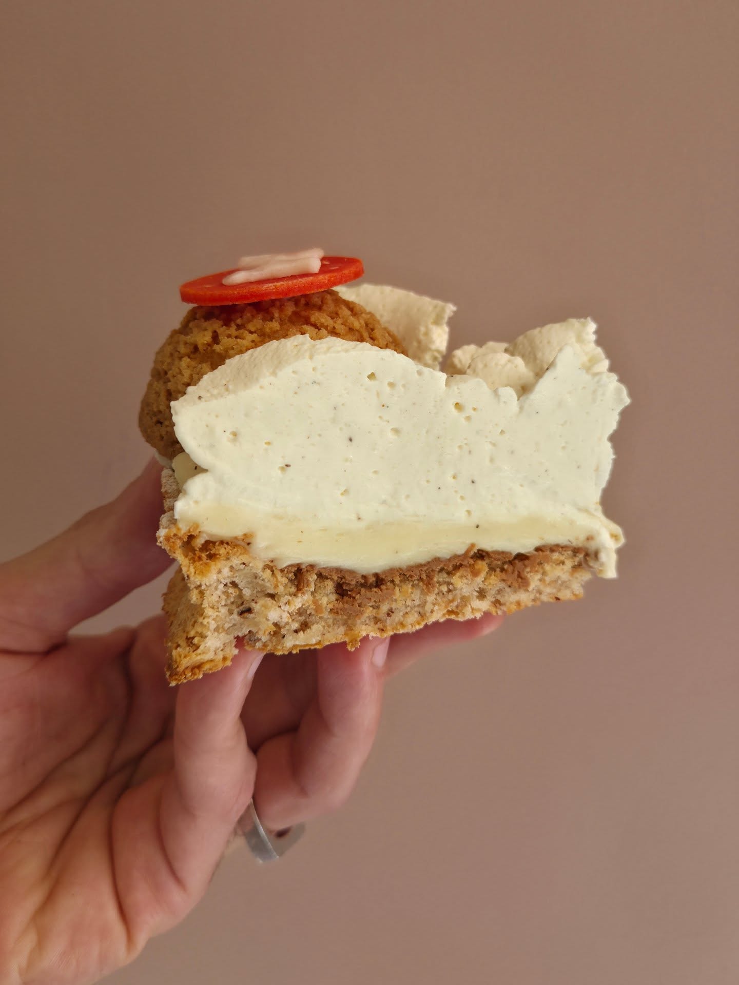 Dimanche 1er mars, on célèbre celles qui nous ont appris le goût des bonnes choses.
Pour la fête des grands-mères, nous avons imaginé un Saint-Honoré tout en douceur :
Le Câlin de Mamie.
Une dacquoise amande noisette moelleuse,
un praliné croustillant intense,
une crème vanillée onctueuse,
une chantilly légère à la vanille,
et un chou délicatement garni de vanille.
Un dessert à partager à 4, pensé comme un moment de tendresse autour d’une table.
Disponible en édition spéciale pour le dimanche 1er mars.
Commandes dès maintenant sur
www.jonathanlepatissier.fr
Retrait en boutique
Jonathan Le Pâtissier
14 avenue Maréchal Foch
Nice
Parce que les souvenirs les plus précieux commencent souvent par une cuillère partagée.