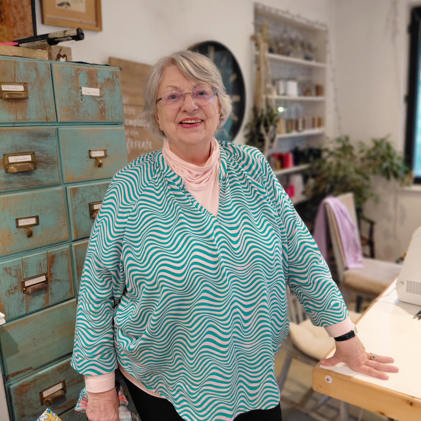 Magnifique tunique pour notre Joëlle, tu fais mal aux yeux par ta beauté et par le tissu viscose cinetique.
Bravo.#lesateliersgrege , #coutureaddict , #coursdecouture