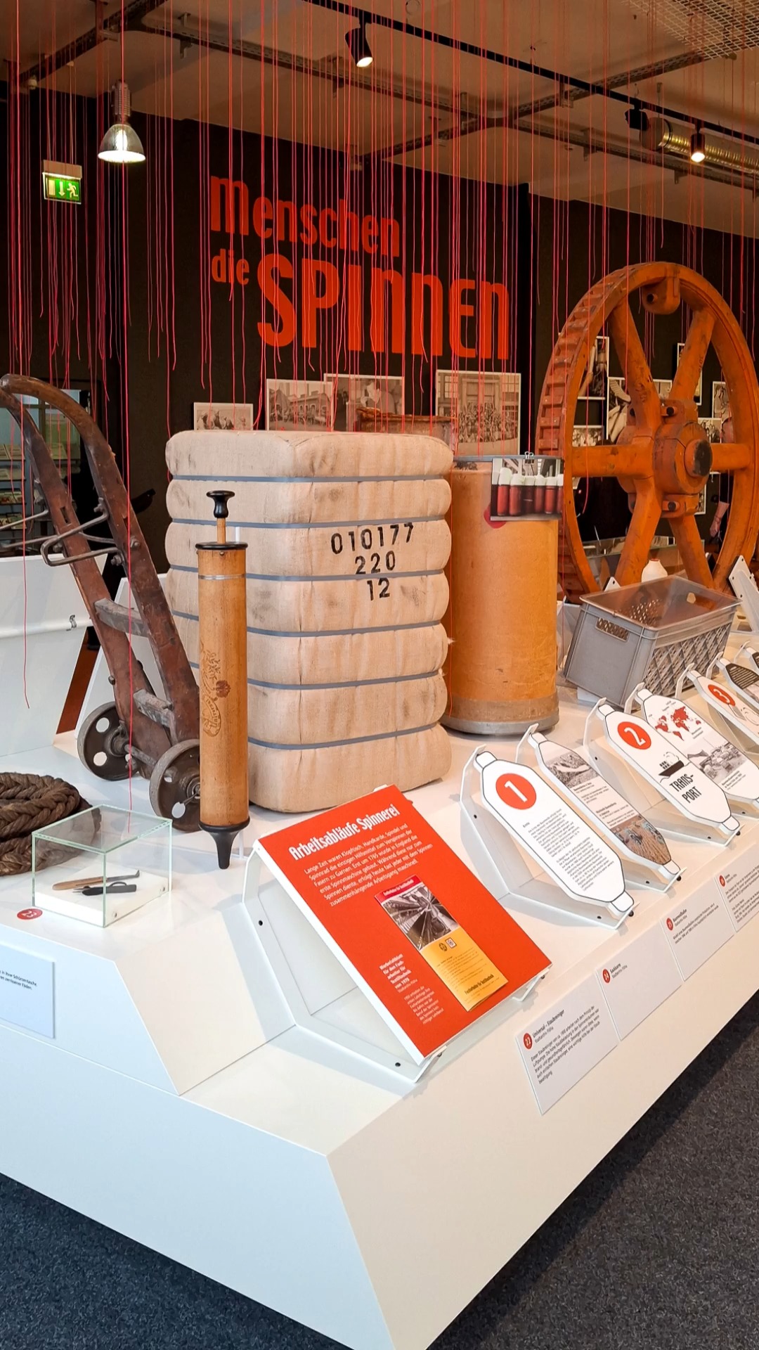 Ja spinnen die?
Nein – heute wird in der Alten Baumwolle Flöha nicht mehr gesponnen.
Aber: Die Geschichte der Spinner und Spinnerinnen wird hier weiter erzählt.
Seit dem 31.01.2026 ist die Dauerausstellung
„VISIONÄRE UND SPINNER“ eröffnet –
und sie zeigt, wie aus einer Spinnmühle (ab 1809) eine der größten
Baumwollspinnereien Sachsens wurde.
Garne aus Flöha gingen in die ganze Welt.
Über Generationen war die Fabrik Arbeitsort, Lebensader und Identität einer ganzen Stadt.
Gemeinsam mit @atelier_n.4 haben wir unseren Teil dazu beitragen –
mit individuellen Drucken, Tapeten, Wandbildern und der Montage.
Schaut vorbei und erlebt ein Stück sächsische Industriegeschichte neu.
#VisionäreUndSpinner #AlteBaumwolleFlöha #Flöha #Industriekultur #Sachsen #Ausstellung #GeschichteErleben #Digitaldruck #Werbetechnik #Raumgestaltung #Montage #Baumwollspinnerei #KreativMitGeschichte