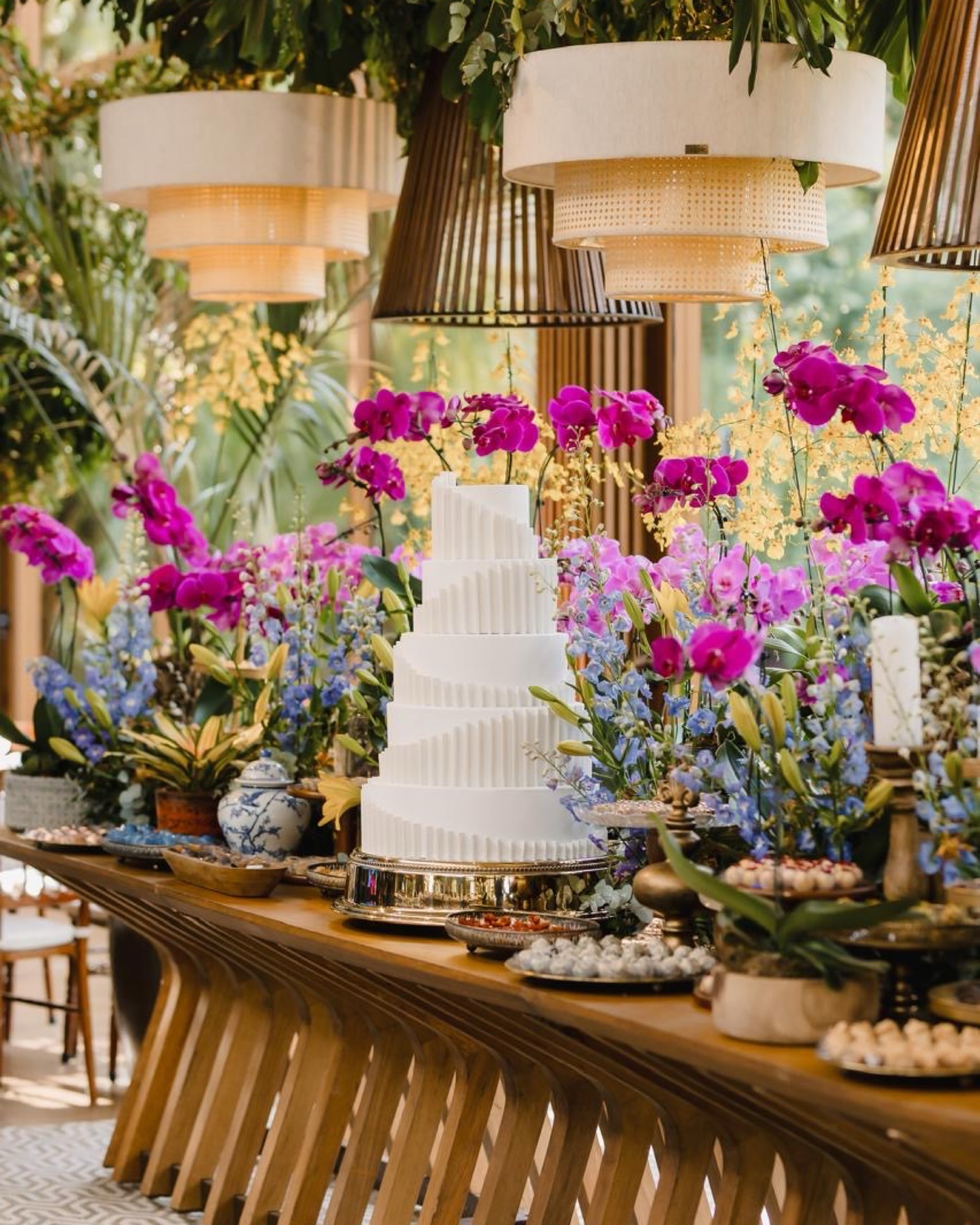 Que a composição deste jardim seja capaz de transportar você para uma atmosfera de leveza e felicidade. Criar a mesa de doces para Ângela e Agnaldo foi um verdadeiro respiro de natureza e beleza, onde cada detalhe foi pensado com sensibilidade.
A harmonia entre os elementos resultou em uma composição elegante e atemporal, unindo delicadeza e sofisticação de forma sutil e envolvente.
Ângela & Agnaldo
@altodaspalmeiras
@rafaelbernardiassessoria
@buffet_piemonte
@djgelproducoes
@marcialocacoes
#wedding #luxeweddings #projetos