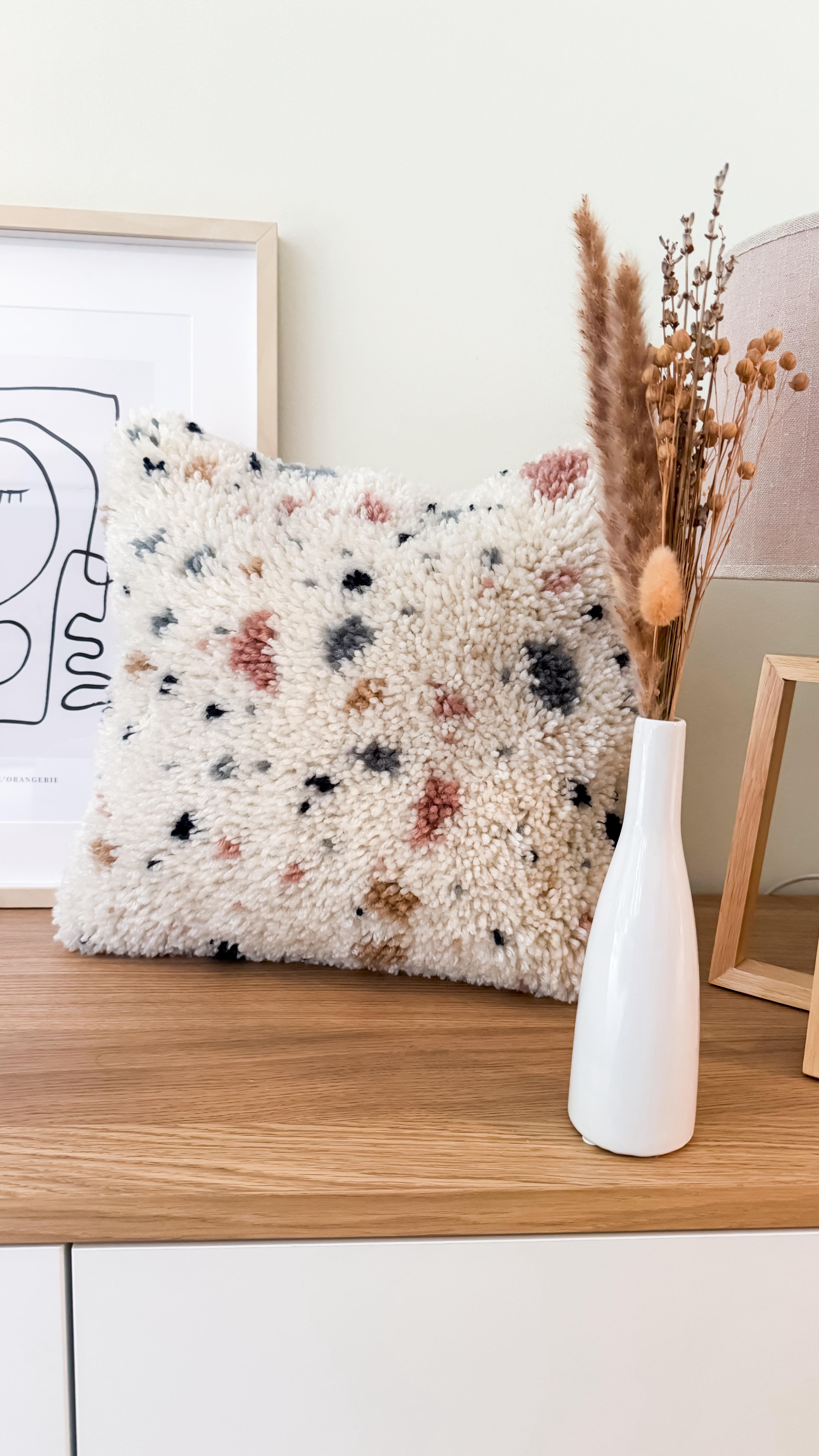 DIY Terrazzo Knüpfset ✨
Werbung | Als ich das Terrazzo Knüpfset sah, war klar dass ich das haben muss! 🙈🫶
Das macht wirklich super viel Spaß und ist total meditativ.
💌 Kommentiert mit HOOKI und der Link Zum Terrazzo Kissen landet direkt in euerm Postfach
.
#diy #handmade #knüpfen #terrazzo selbermachen satisfying wolle diyidee diyblogger ricodesi