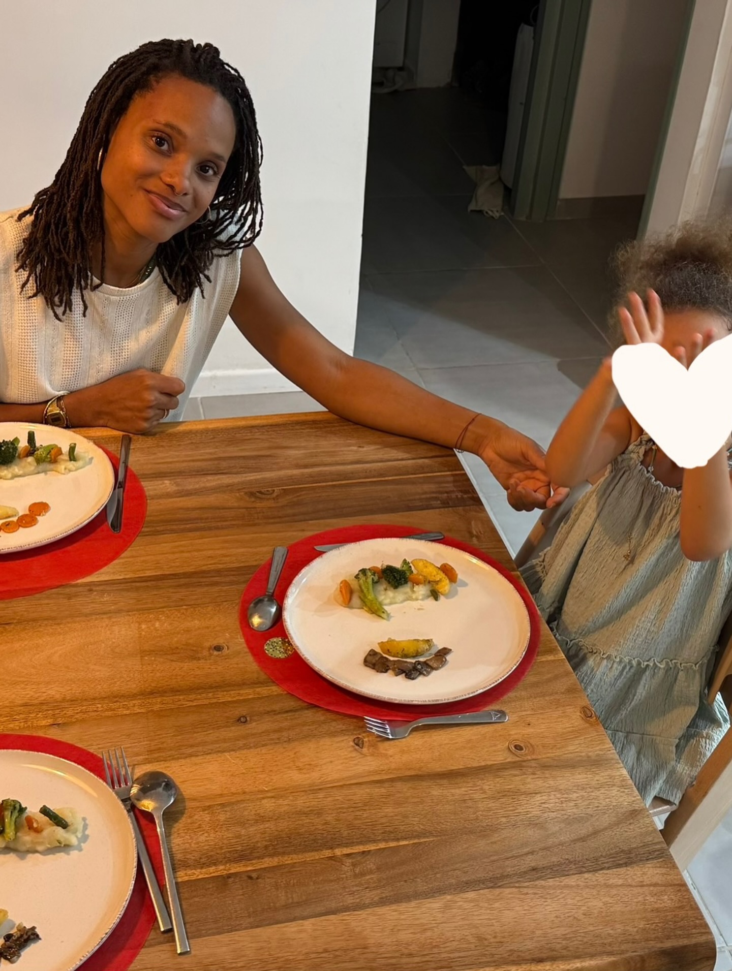 Petit dump des deux premiers mois de l’année :
1 - Notre dinner de Nouvel An, léger et frugal puisqu’on rentrait de 3 semaines de voyage, exténués et malades pas le plus festif, mais nous étions tous les trois, c’est ce qui compte !
2 - Retirer les mauvaises herbes du jardin, qui a été laissé en friche pendant notre absence et avait besoin d’un peu de tendresse. C’est quelque chose d‘hyper apaisant que d’avoir les mains dans la terre et je suis ravie d’avoir transmis cette joie à TiBabe
3 - La pratique de tirer une carte chaque matin, qui a refait son entrée dans ma routine quotidienne
4 & 6 - Le rituel des 13 voeux, que j’ai partagé avec mes amies pour la première fois. Tenir cet espace et partager cette pratique a été la première étape vers quelque chose de grand pour moi ! Ça m’a permis de laisser place à une part de moi que je gardais discrète depuis très longtemps et de commencer à la partager ✨
5 - Bike, bike, bike ! Je ne loupe pas un cours, tous les lundis soirs ! C’est mon moment à moi, pour décharger, bouger, me défouler, transpirer !!!
7 - Une belle journée en famille sur un bateau, au coeur des éléments, entourée de rires d’enfants, je me suis sentie en paix, au bon endroit au bon moment. Une journée parfaite 💛
8 - Lancement de Stellar Wisdom 💫 une communauté gratuite dans laquelle je partage et décrypte les énergies du moment et comment en tirer partie pour te sentir en phase et cultiver sérénité, flow et alignement dans ton quotidien. Si tu veux nous rejoindre le lien est dans ma bio ou tu peux commenter STELLAR
9 & 10 - Carnavaaaaal ! Toute l’île qui vibre ensemble au son des tambours, les corps qui bougent et les voix qui se libèrent pour tout relâcher 🥰🥁
11 - Une belle mâtinée à la mer, profiter de la vie insulaire avec mes amours
12 - Profiter du cocon qu’on s’est créé, même les jours de travail. Les petits plaisirs simples de la vie !
#laviesimple #dumpfevrier #slowlife