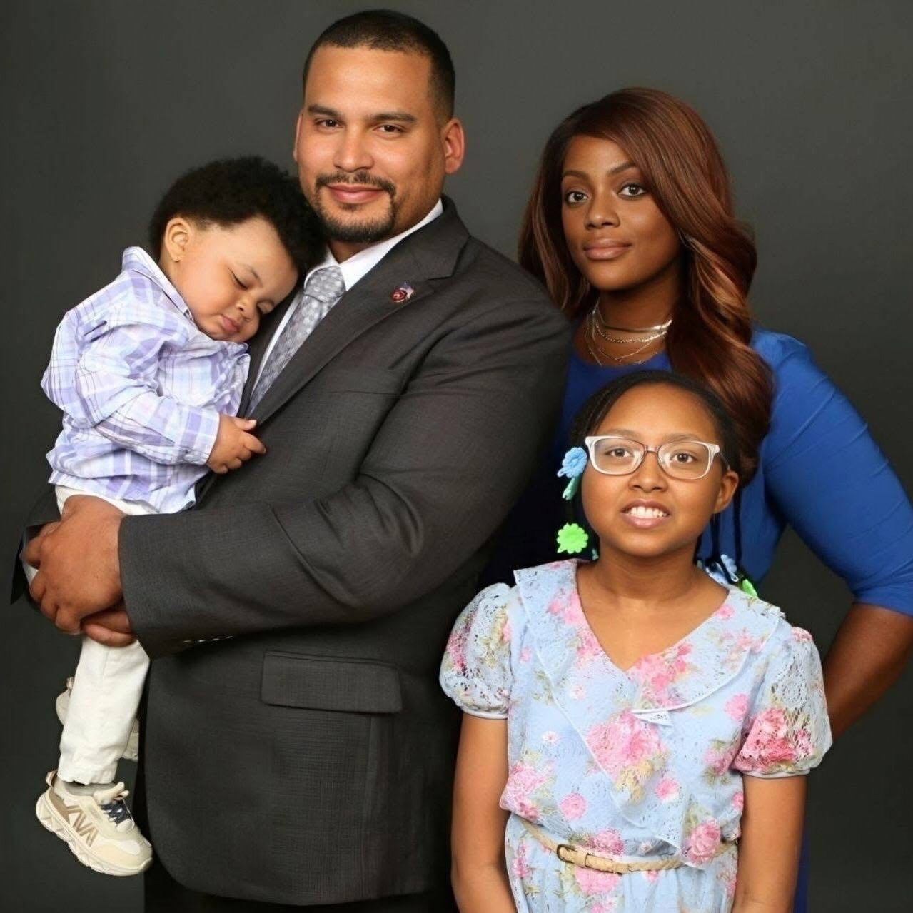 Barry Morgenstein also does family portraits🙂
https://www.barrymorgenstein.com/portfolio/family-and-pet-photos