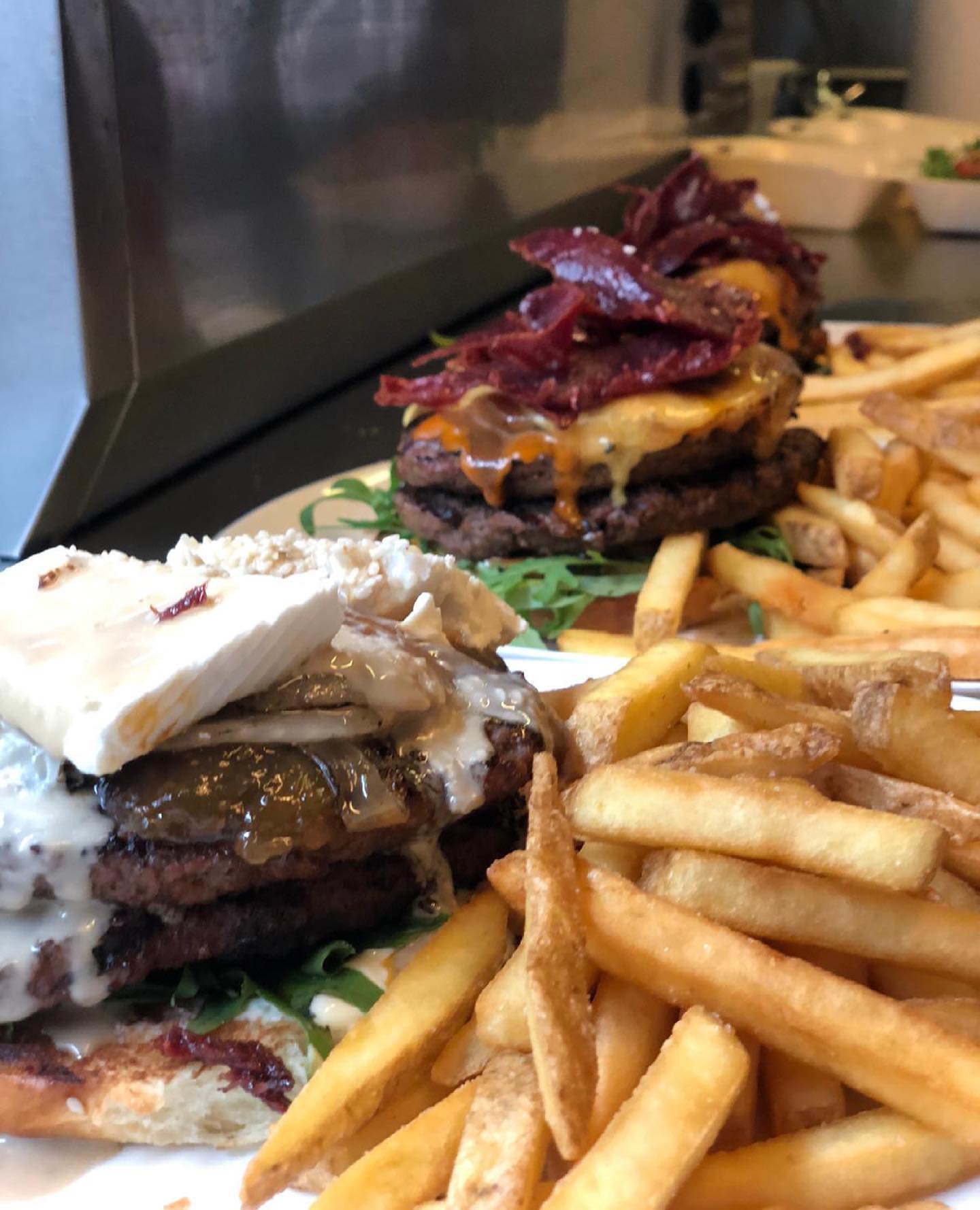 Sometimes you can’t find the right word to describe the feelings ohhhh🍔 🥤 🍟 #bestfriends #beastburger #munich #halal #cheeslover