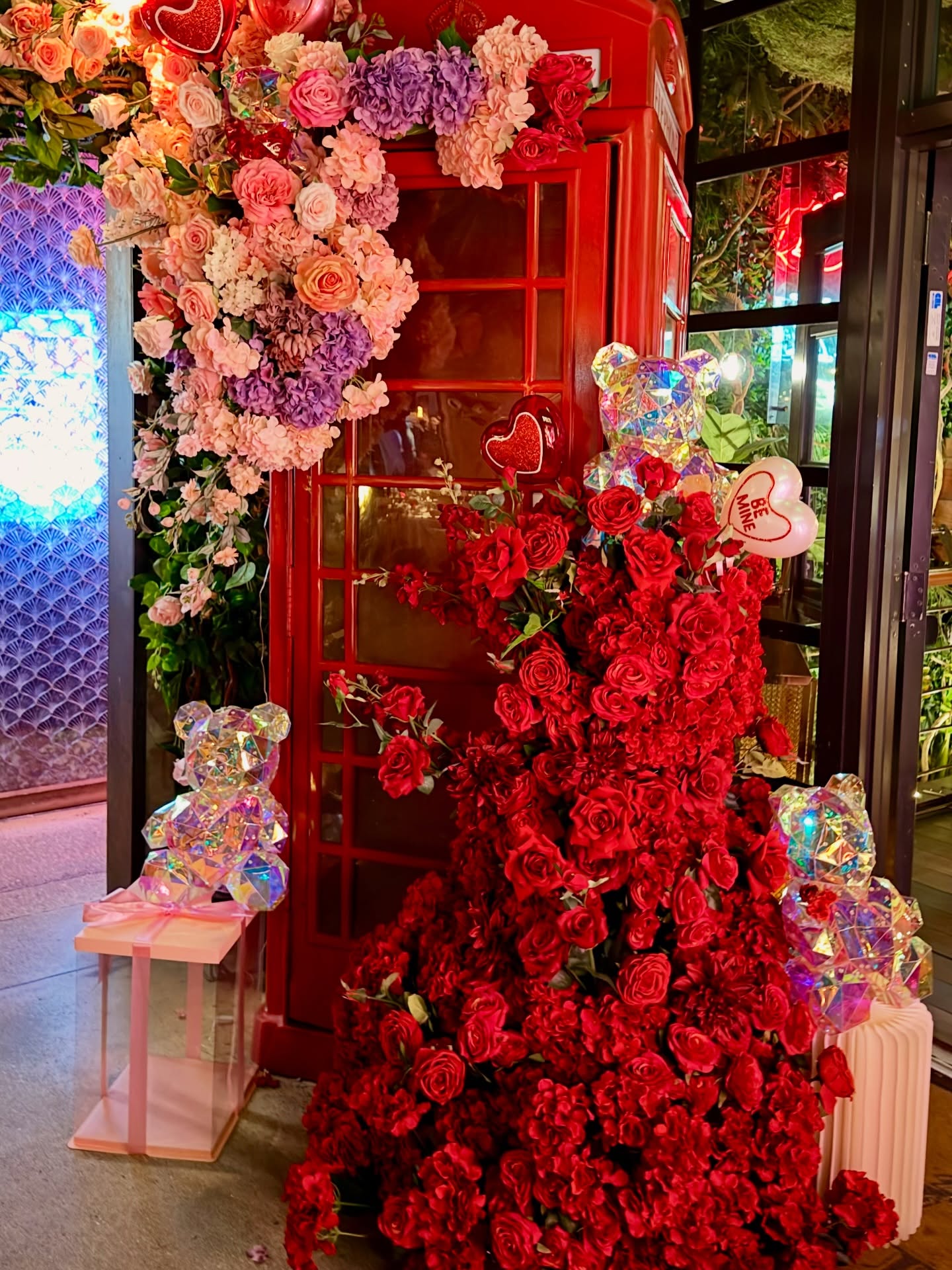 Is it just fake flowers?
No, brands chose deliberately not randomly. They are positioning themselves.
It’s not just decor, is setting the mood, creating the atmosphere. Is transforming the place so it transforms your experience and how you feel is exactly how you connect with a brand and how it becomes a reference, an icon.
We create that space, that ambiance, that wow factor that will have guests talking about YOUR brand!
Let’s craft your next unforgettable moment!