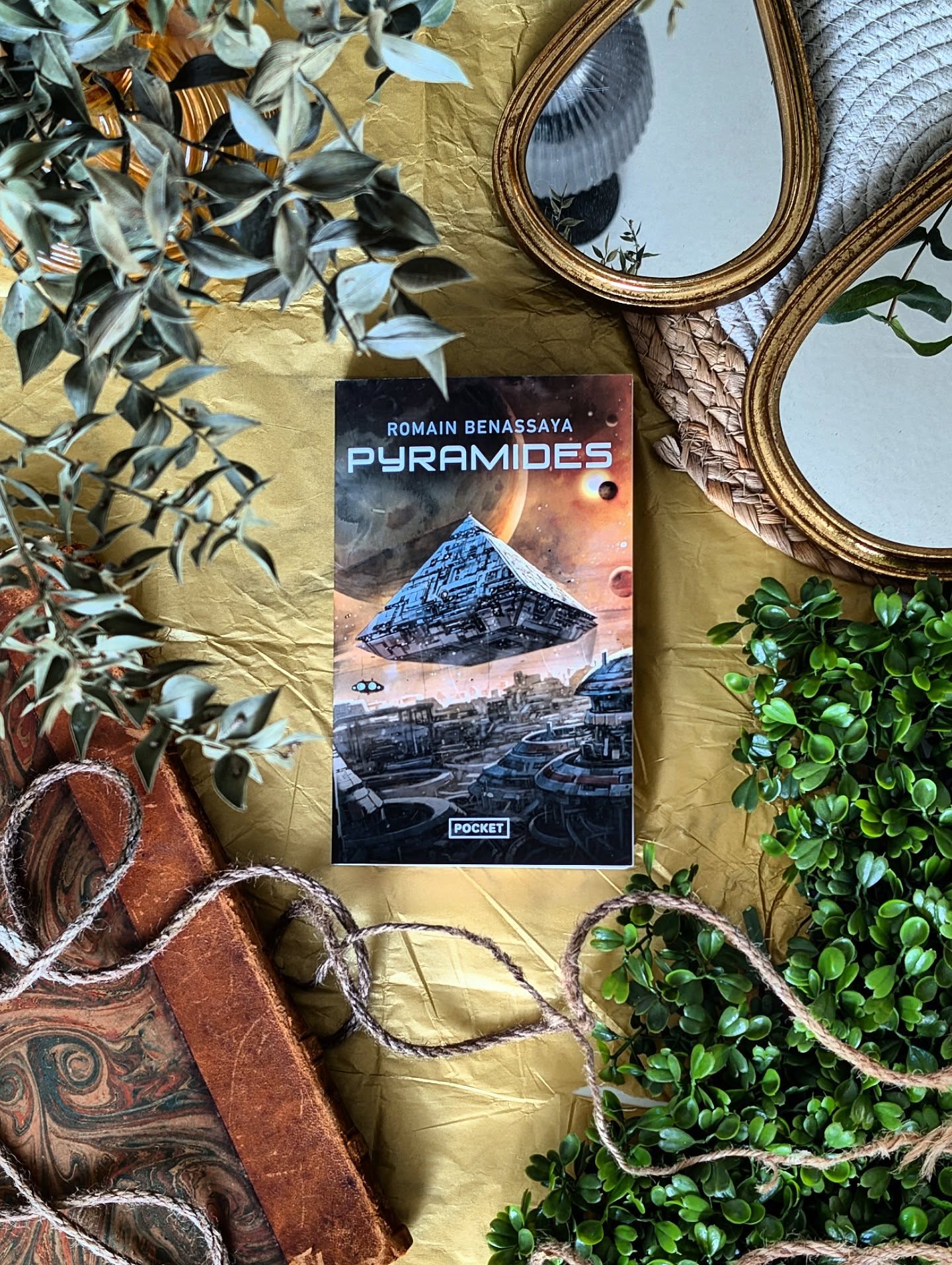 ✨ Pyramides - Romain Benassaya ✨
Pour commencer, mettons un peu de contexte : Des colons sont envoyés à bord d'une arche spatiale afin de coloniser Synisyys, une nouvelle planète bleue qui est très prometteuse pour l'humanité.
Plongés en stase, ils vont se réveiller brutalement bien en avance en réalisant qu'il n'y a aucune belle planète à l'horizon. Avec aucun système fonctionnels en place et sans comprendre pourquoi leur vaisseau s'est posé sur une planète au sol obscur et infini, ils vont devoir se poser la question : “qu’est-ce qu’on fait maintenant ?”.
J'étais très emballé pour le coup. Et il faut reconnaître une chose : le worldbuilding est solide. Mais je dois dire que j'ai trouvé le début un peu long. Il y a beaucoup de questions qui se posent et les réponses tardent à venir, il faut accepter d’avancer dans le flou pendant un moment.
Le roman s’oriente beaucoup vers la reconstruction d’une société : tensions idéologiques, visions du monde qui s’opposent, luttes d’influence… Ce sont des thématiques classiques en science-fiction. Certains vont adorer retrouver ces codes, d’autres pourront trouver l’ensemble un peu appuyé ou déjà vu. Honnêtement, ça dépend vraiment de ce que vous cherchez dans le genre.
Là où le livre m’a davantage accroché, c’est dans sa structure. Les chapitres courts donnent du rythme, et une fois les bases posées, les révélations et les cliffhangers s’enchaînent efficacement. Ça fonctionne très bien sur moi : j’ai eu plusieurs moments où je me suis dit “ok, là je ne m’attendais pas à ça”.
Et plus on avance, plus les enjeux gagnent en nuances. Ce qui semblait simple ou un peu tranché au départ devient plus complexe, plus ambigu. C’est clairement dans cette montée en puissance que le roman prend toute son ampleur.
Au final, c’est un avis en demi-teinte. C'est un space opera ambitieux, qui plaira sans doute aux amateurs du genre et à ceux qui aiment voir l’humanité se débattre loin de son monde d’origine.
En revanche, si vous cherchez une science-fiction très accessible, rapide à lire ou totalement novatrice dans ses codes, ce ne sera peut-être pas le choix idéal.
#Pyramides #RomainBenassaya #ScienceFiction #SpaceOpera