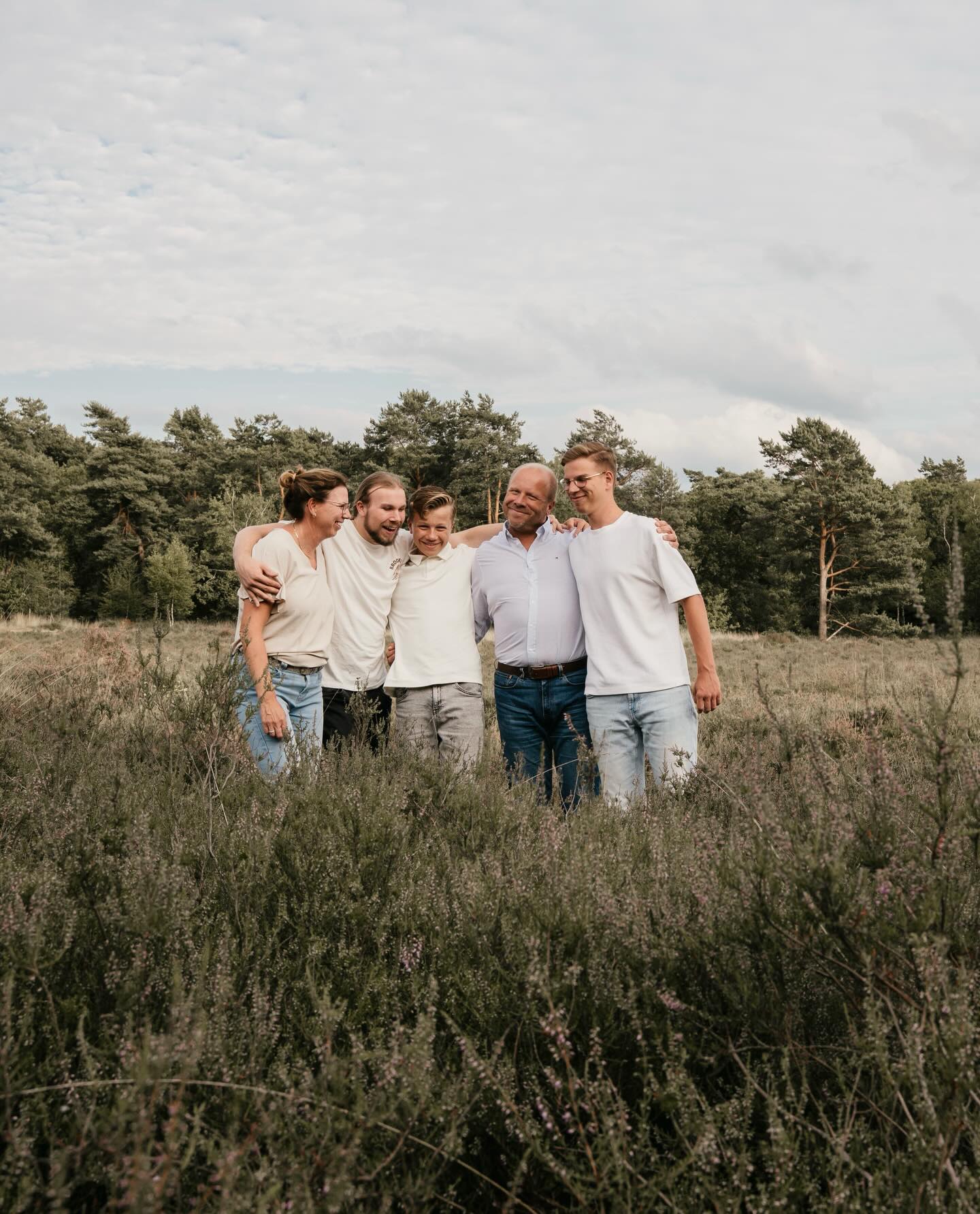 Met het mooie weer op komst (manifesteren die handel!) weer zin in alle buitenshoots!!
Grote kinderen? Kleine kinderen? Volwassen die zich als kinderen gedragen? Geen kinderen? Alleen maar kinderen. Ik vind het allemaal leuk! Kom maar door 🥳
#familiefotograaf #familiefotoshootbrabant #allesflits #fotograafettenleur #fotoshootbrabant