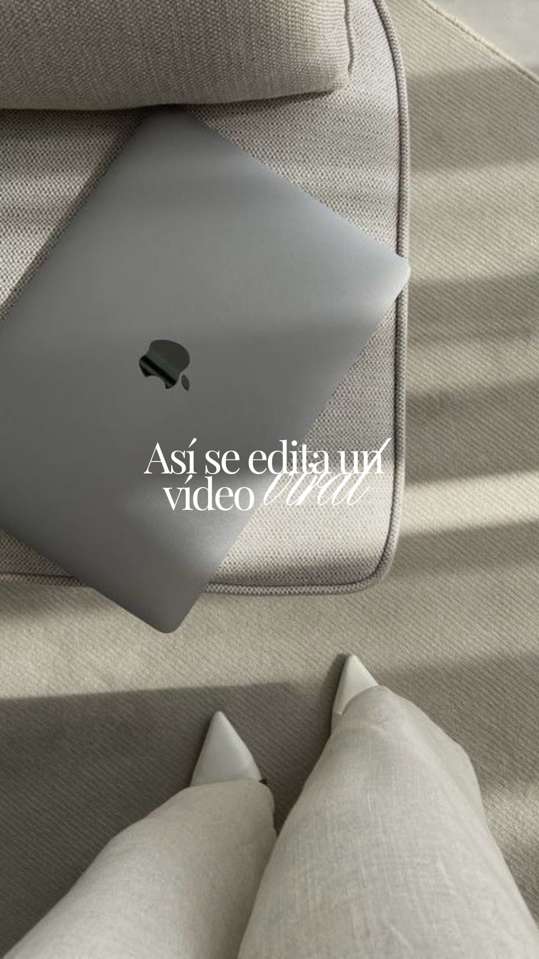 ✨ ¿Quieres que tus vídeos no puedan dejar de verse? Te cuento cómo lo edito YO, para mi y para mis clientes (y cómo puedes hacerlo tú también):
- Edito con CapCut desde el ordenador (más rápido y práctico). No necesitas la versión PRO, pero si la tienes, ¡mejor!
- Evita las transiciones que vienen por defecto… Están pasadas de moda y le quitan ese toque limpio y aesthetic. Mejor: haz tus propias transiciones al grabar (cambia de plano, de lugar, de ropa…).
- Usa imágenes en PNG para explicar ideas de forma clara y visual y combina tipografías que encajen con tu estilo: cursiva, negrita y alguna fuente que represente tu marca.
- Todo lo que pasa en pantalla… ¡suena! No subestimes el poder de los efectos de sonido. Le dan vida al video.
Guarda este post para cuando edites tu próximo video. ✨
Y si te sirvió, compártelo con esa amiga que también crea contenido 💖