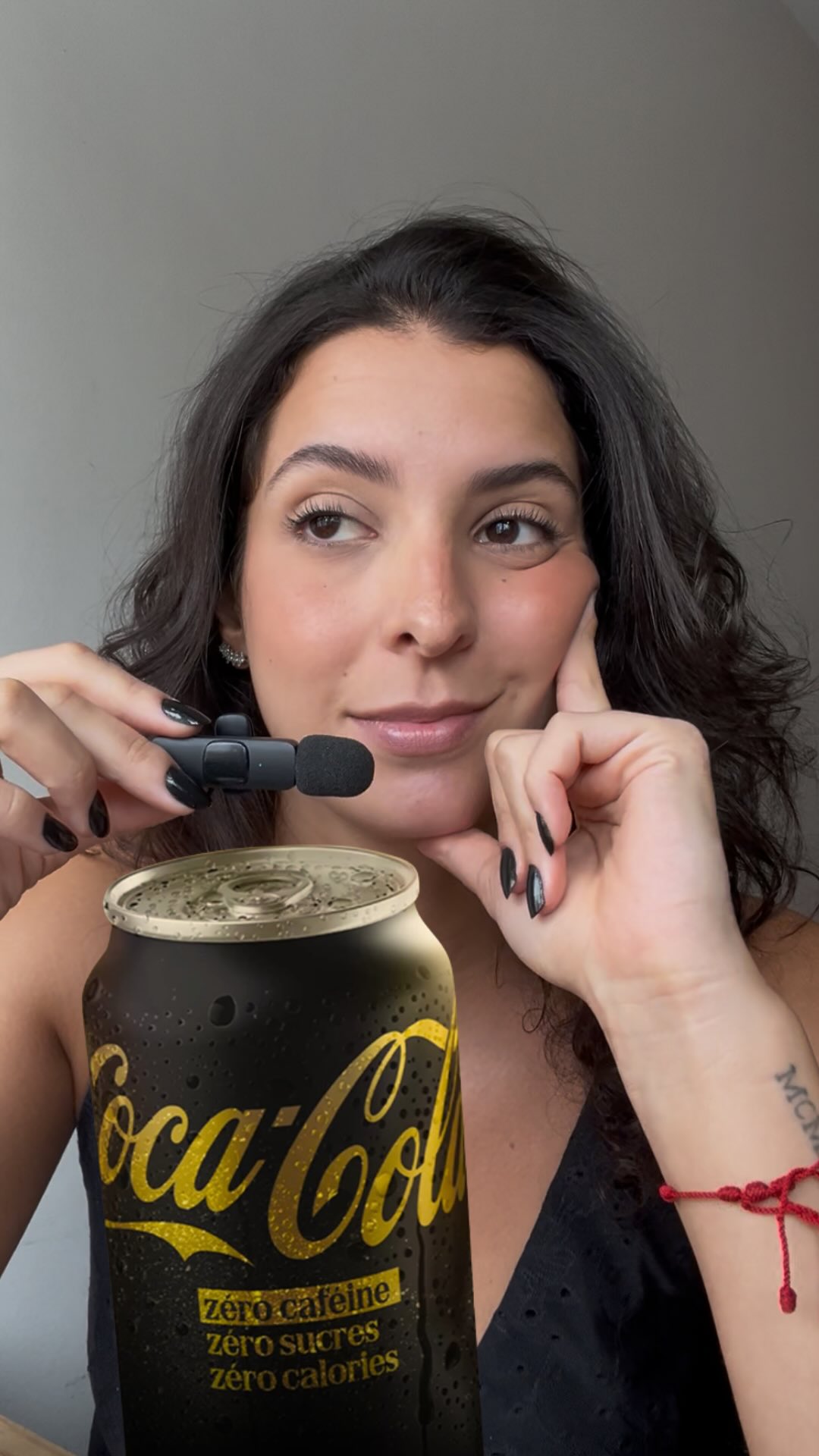 A nova Coca Triple Z que chegou na Europa tenta se vender como uma bebida “nutricionalmente mais interessante”… mas vamos olhar além do marketing? 👀
Apesar do discurso de inovação e funcionalidade, na prática ela continua sendo um refrigerante ultraprocessado - com formulação composta, basicamente, por aditivos e uma estratégia clássica: criar uma aura de saúde sem mudar a essência do produto.
Adicionar vitaminas, prometer energia ou sugerir benefícios não transforma um ultraprocessado em alimento saudável. Isso é o que a ciência chama de health washing: quando a comunicação destaca atributos positivos para desviar a atenção da qualidade nutricional real.
Mais uma vez, a The Coca-Cola Company mostra como o marketing evolui… mas a lógica do produto nem tanto.
Produto novo, embalagem moderna, discurso funcional - mas ainda um refrigerante.
E você, compraria achando que é uma opção melhor?
#rotulagem #ultraprocessados #marketingalimentar #cocacola