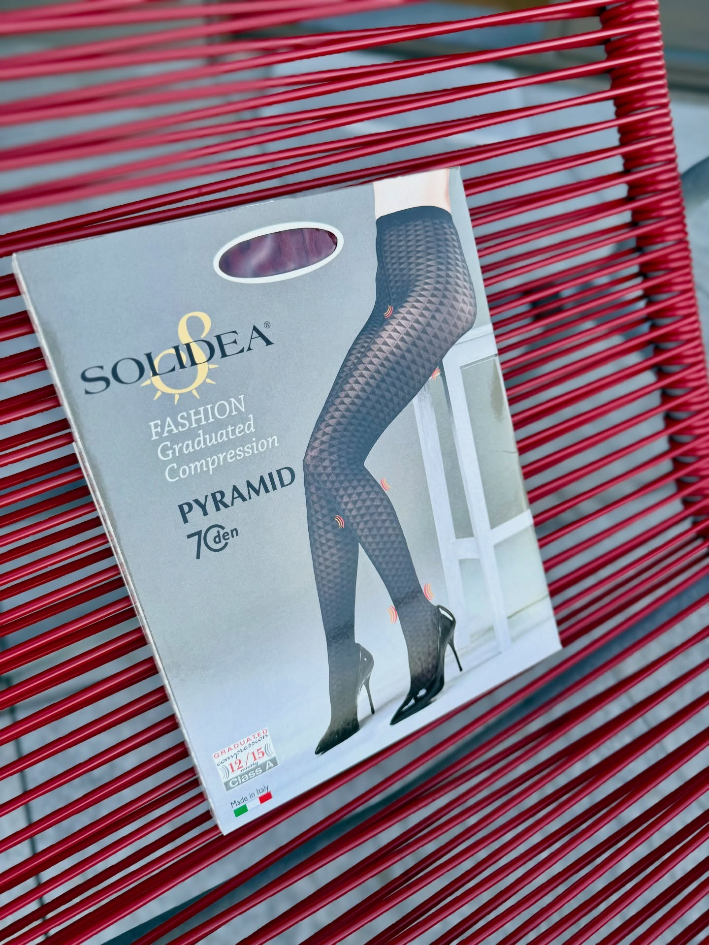 ❤️🔥 Bold legs in Rubino! 🔥❤️
Wearing the Solidea Pyramid 70 tights in this stunning Rubino 😍 A real statement piece! The elegant pyramid texture meets a classy 70 den look – perfect with a little black dress, an oversized blazer, or even a cozy knit for that chic everyday vibe. 💃🖤
✨ Features:
✔️ Graduated compression for light, energized legs
✔️ Shaping effect
✔️ Comfortable fit with a sophisticated texture
Also available in:
🖤 black
🤎 moka
💙 blu navy
Which color is your favorite? ❤️