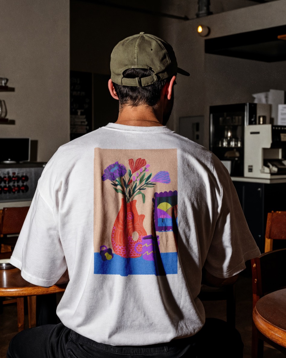 Graphiste qui conçoit des identités visuelles précises, cohérentes et exigeantes.
Illustratrice qui dessine et sérigraphie des t-shirts à la main.
Deux pratiques qui pourraient donner l'impression que je m'éparpille... et pourtant !
Dans les deux cas, il s’agit de la même chose : chercher la justesse.
Dans une couleur, une forme, un rythme, un détail.