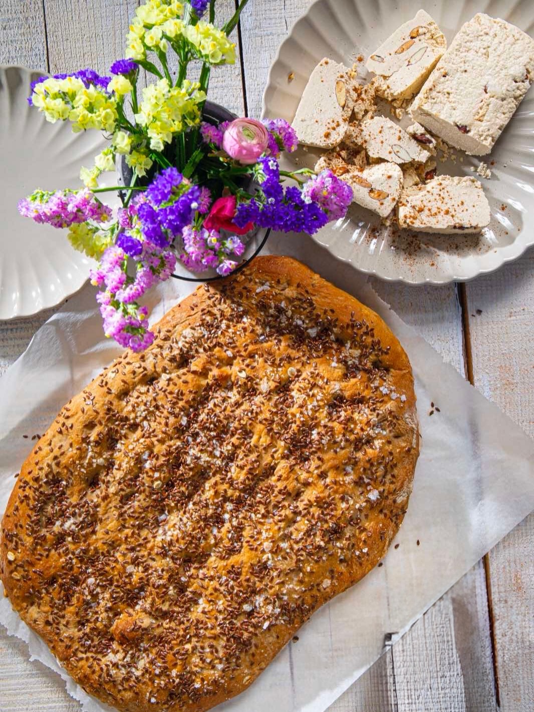 🪁 Aujourd’hui en Grèce, les cerfs-volants prennent le ciel et les familles se retrouvent pour pique-niquer en ce jour férié : le Lundi Pur.
Quarante jours avant Pâques, la Kathara Deftera ouvre le temps du Carême.
À table : légumineuses, olives, fruits de mer, tarama, pain azyme lagana, halva… et un verre d’ouzo pour accompagner le tout.
Et puis il y a cette petite dame, Kyra Sarakosti.
Ses sept pieds pour compter les semaines jusqu’à Pâques.
Pas de bouche — symbole du jeûne.
Les mains jointes — pour la prière.
Chez Evi Evane, la tradition se transmet dans le goût :
notre lagana tout juste sortie du four, notre tarama, nos dolmades, nos encornets…
🪁 Bonne Sarakosti les amis ! 🇬🇷✨