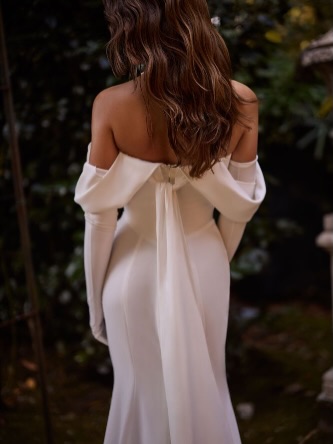 BETSEY by Milla Nova - jetzt bei uns im Store! ✨
Das Kleid, über das 2026 alle sprechen.
Betsey ist pure Modernität – reduziert, kraftvoll, selbstbewusst.
Ein skulptural gefaltetes Off-Shoulder-Dekolleté trifft auf ein formgebendes Korsett, das die Silhouette klar definiert. Die Drapierung auf Hüfthöhe wirkt wie maßgeschneidert, der hohe Schlitz setzt ein Statement.
Clean. Stark. Feminin.
Von vorne Couture-Attitude.
Von hinten ein eleganter, fließender Fall mit subtiler Dramatik.
Jedes Detail ist präzise – nichts ist zufällig.
Dieses Kleid ist für Bräute, die keine Prinzessin sein wollen.
Sondern Ikone.
Betsey ist aktuell das gefragteste Design 2026 – und wir verstehen warum.
Zeitlos, aber im Jetzt. Minimal, aber mit Impact.
Jetzt Wunschtermin sichern und Betsey bei uns im Store erleben.
#millanova #modernbride #blushandbleudresden #brautmode #brautkleid