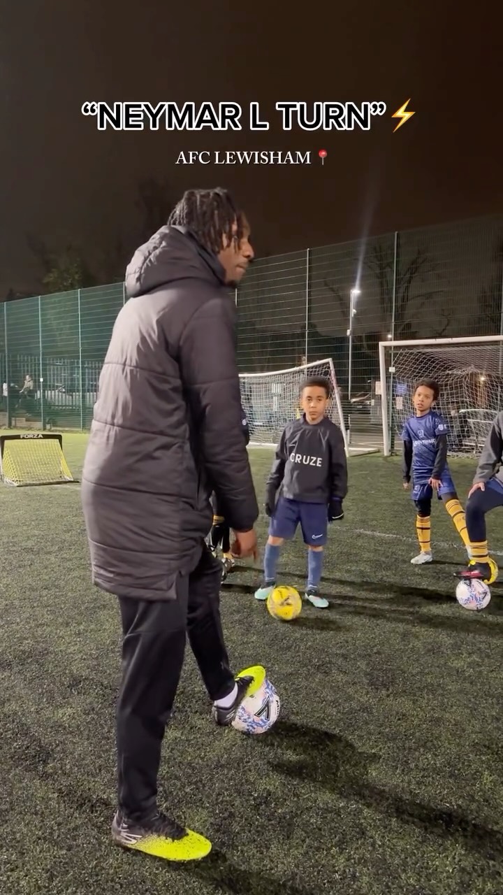 “The Neymar L Turn — A quick move to change direction fast while keeping the ball close! ⚡️🔵
Start slow, stay in control, then build up your speed. Stick with it and you’ll see the difference on the pitch! ⚽🔥 @itscoachm
- Want to join a session? Link in bio!
- AFC LEWISHAM, South East London. 📍
#footballskills #technique #footballtraining #afcl