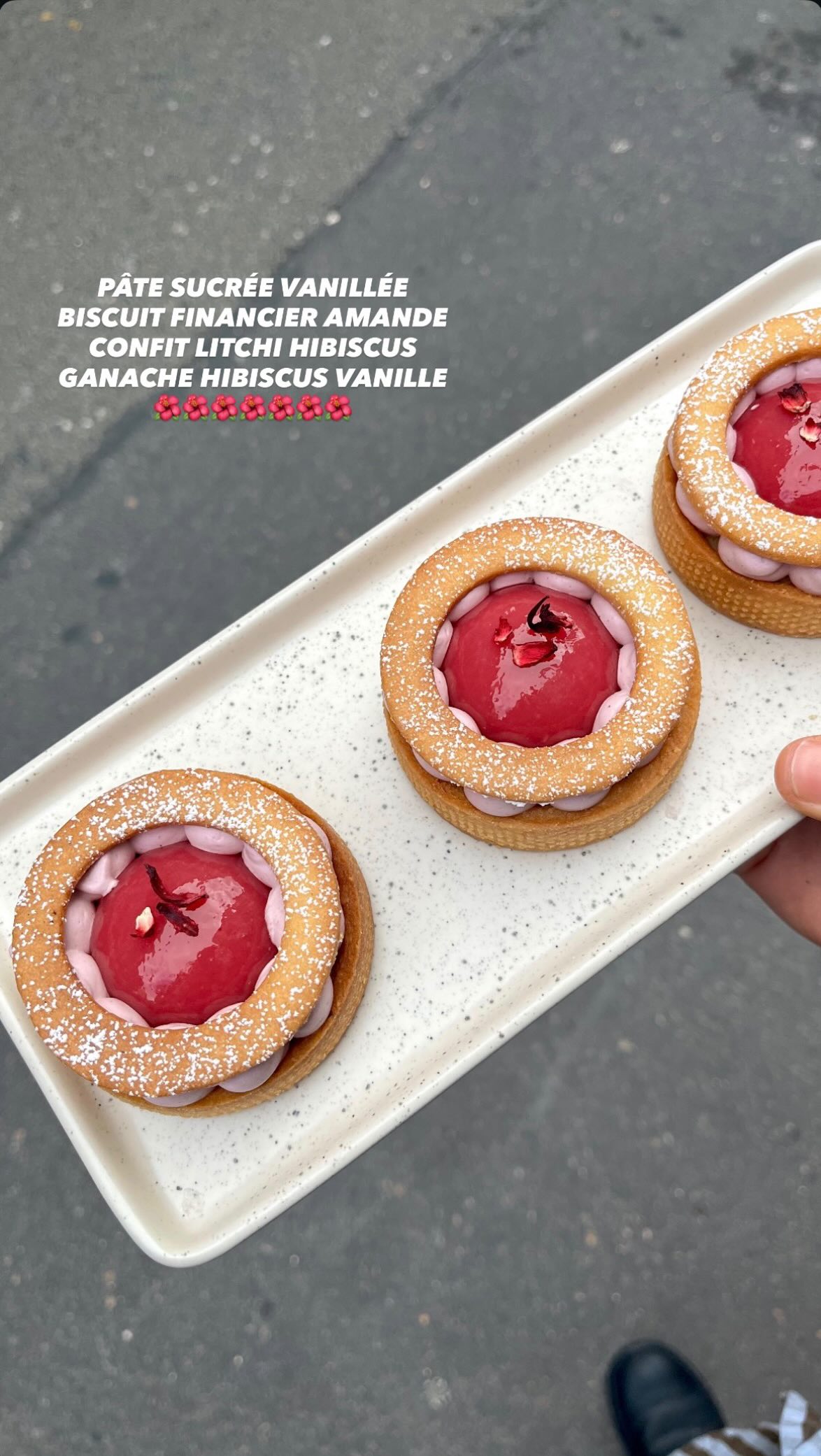 Absences de dernière minute.
Planning explosé.
Me voilà de retour derrière le comptoir.
Pas cute. Pas prévu.
Juste l’entrepreneuriat version vraie vie.
J’ai créé ce bazar il y a 7 ans
maintenant j’assume 😅.